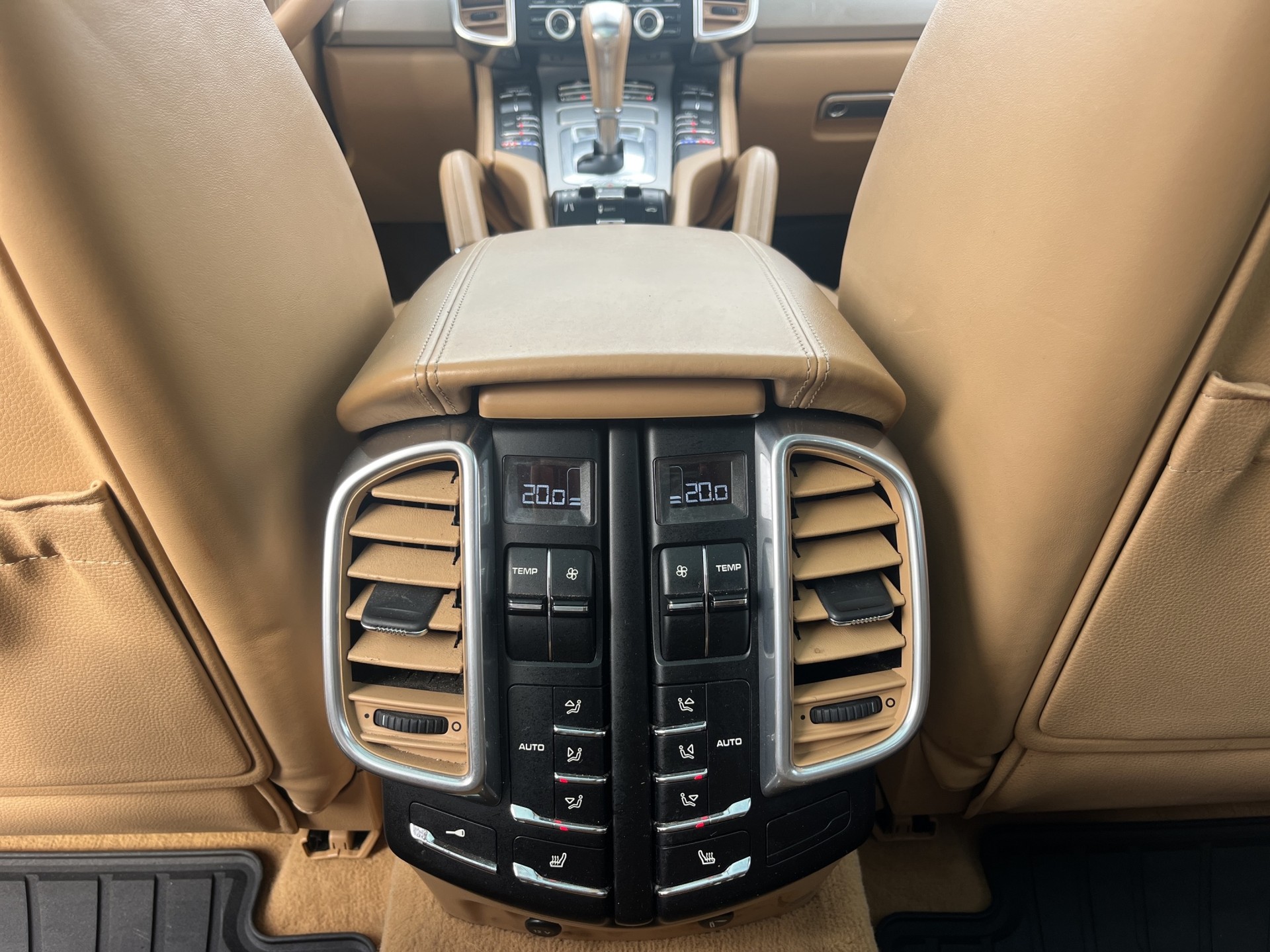 PORSCHE Cayenne Turbo-image-18