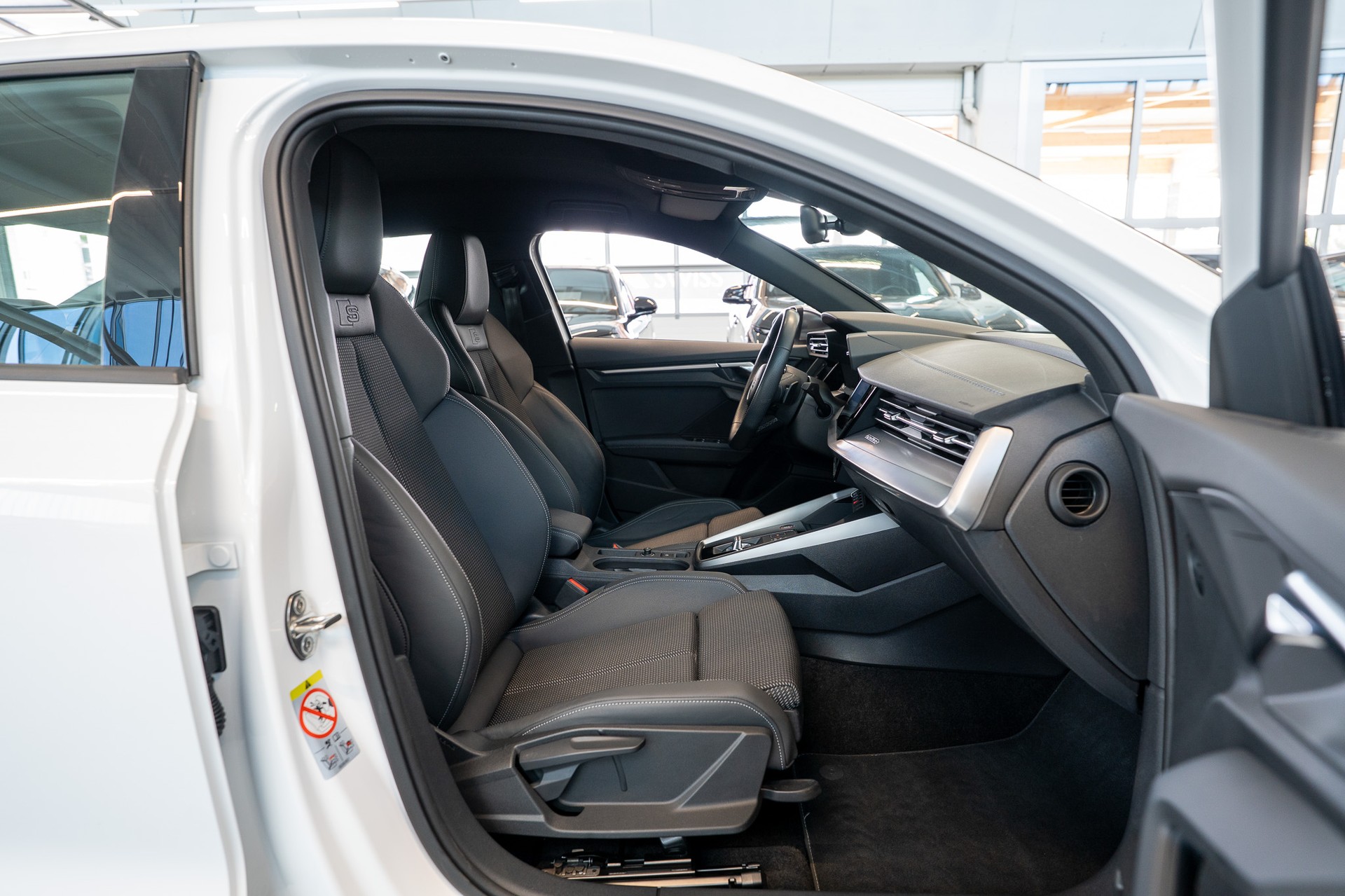 AUDI S3 Limousine 2.0 TFSI quattro S-Tronic / Sportsitze / Abstand-Tempomat / Virtual Cockpit-image-13