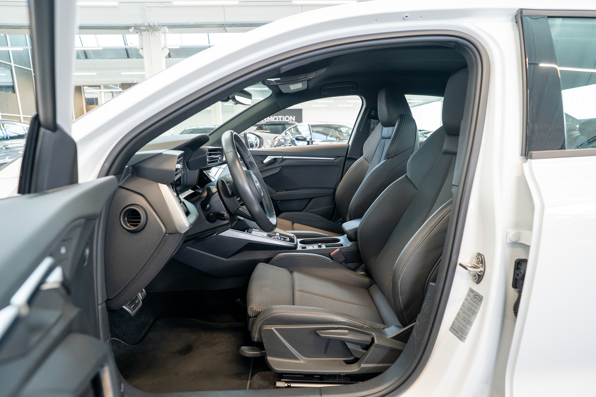 AUDI S3 Limousine 2.0 TFSI quattro S-Tronic / Sportsitze / Abstand-Tempomat / Virtual Cockpit-image-10