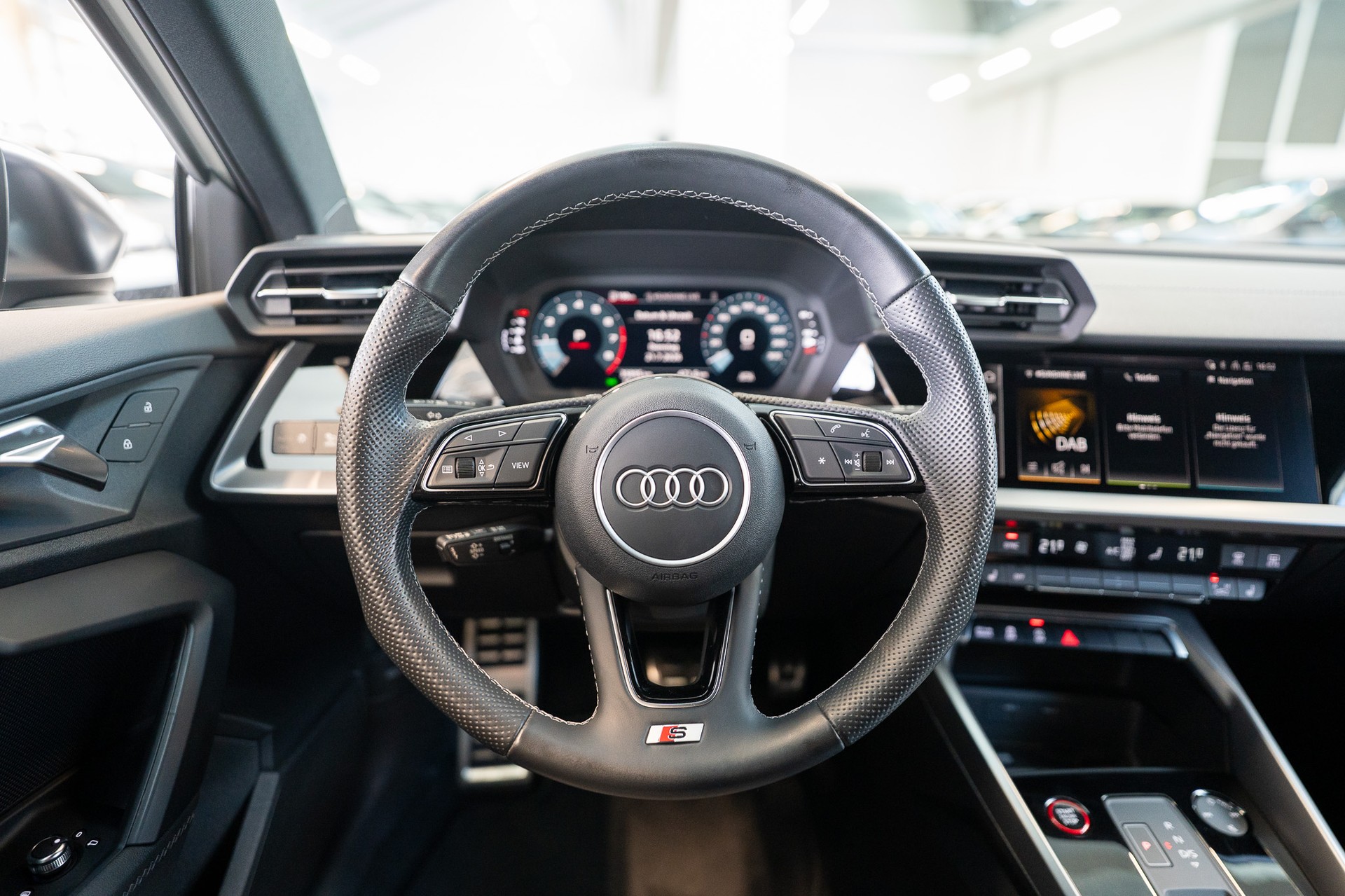 AUDI S3 Limousine 2.0 TFSI quattro S-Tronic / Sportsitze / Abstand-Tempomat / Virtual Cockpit-image-16