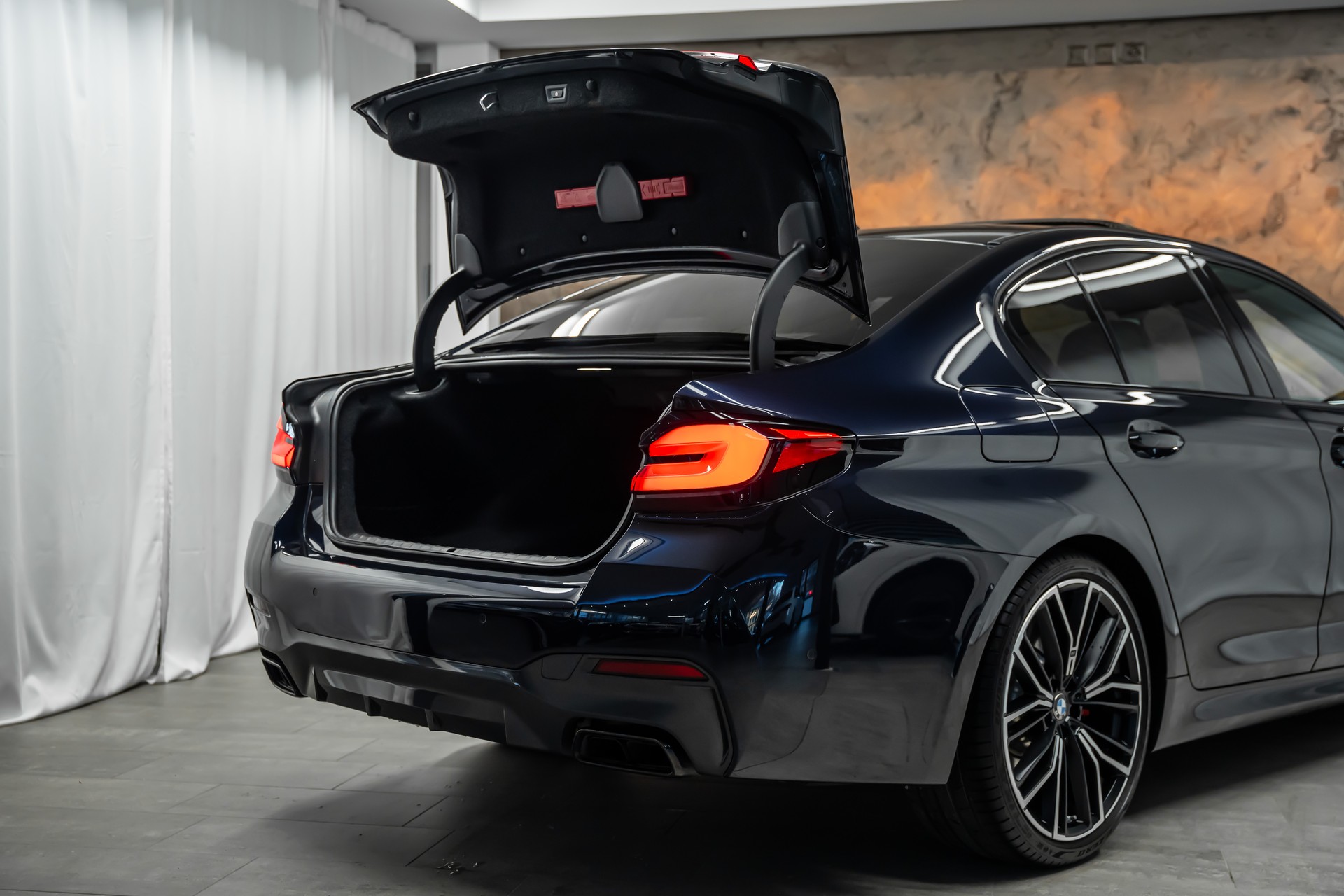 BMW M550i xDrive Steptronic *Panorama*Head-Up*Softclose*360°*-image-6