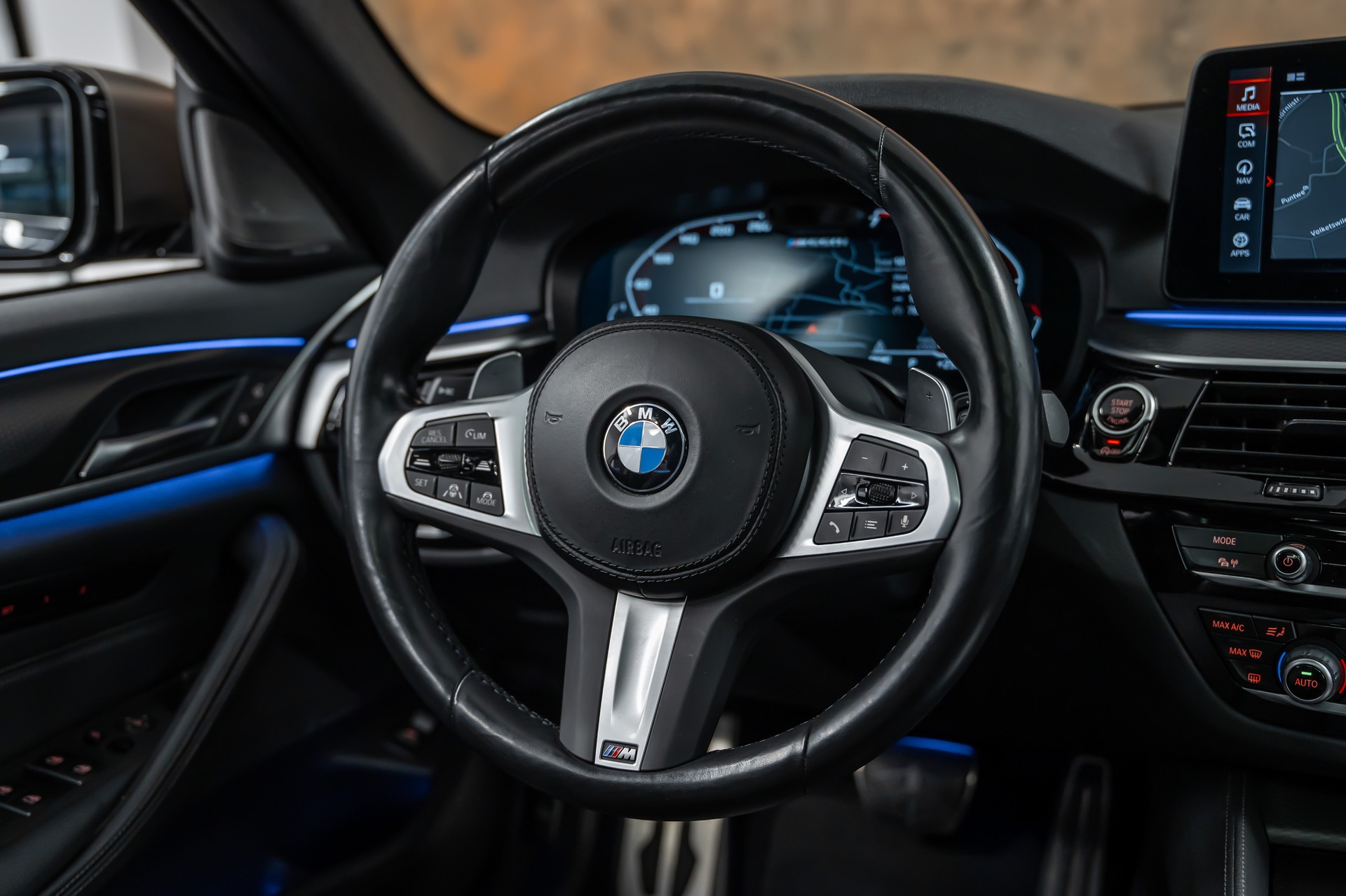 BMW M550i xDrive Steptronic *Panorama*Head-Up*Softclose*360°*-image-18