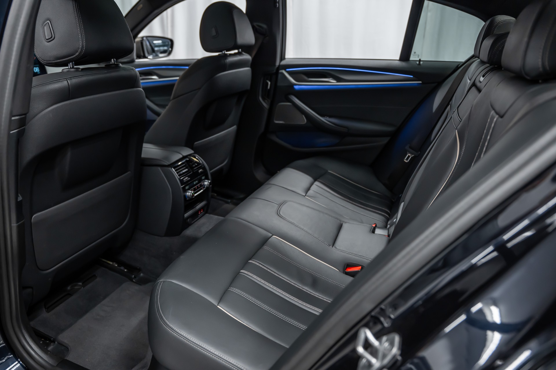 BMW M550i xDrive Steptronic *Panorama*Head-Up*Softclose*360°*-image-14