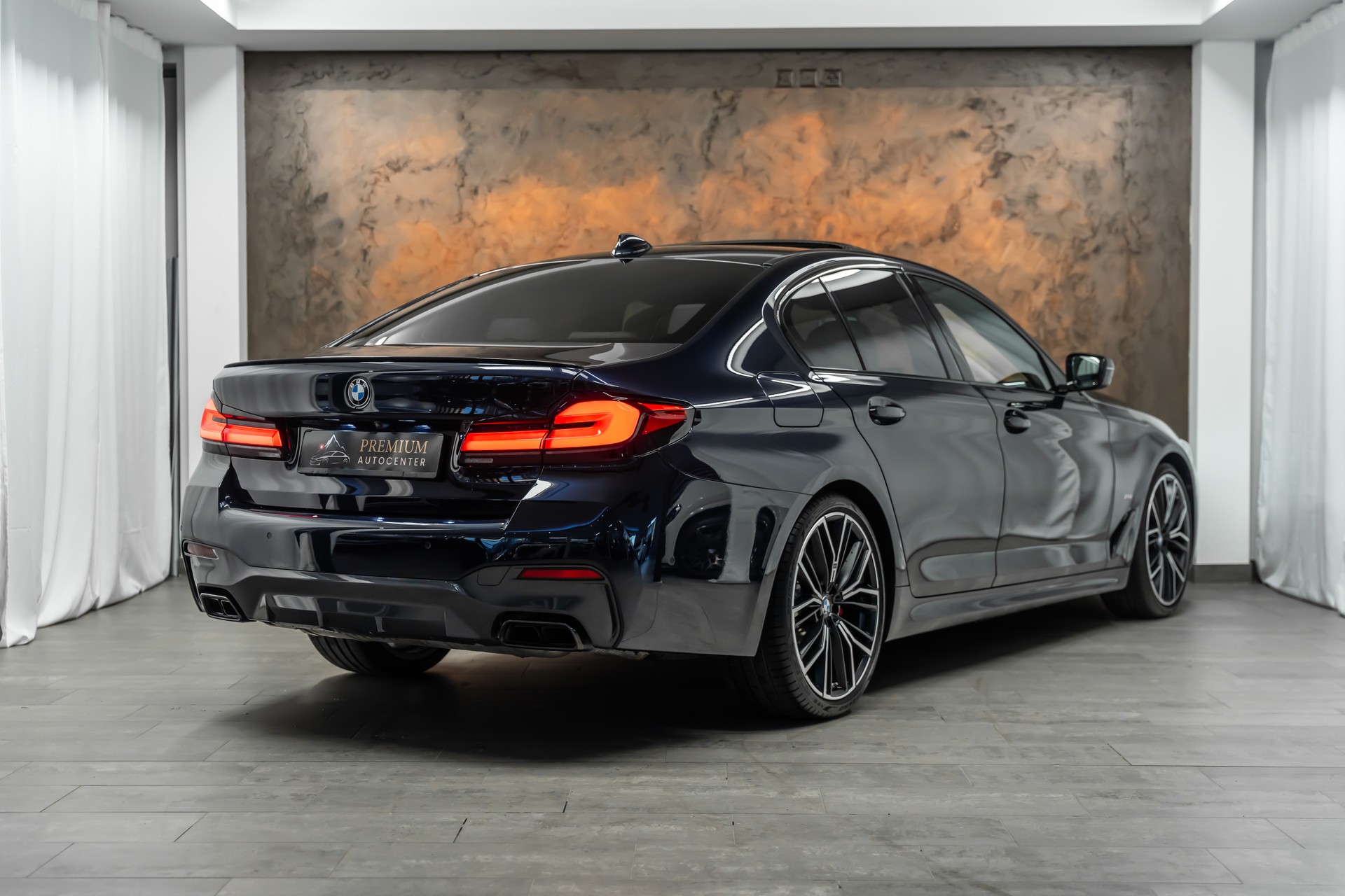 BMW M550i xDrive Steptronic *Panorama*Head-Up*Softclose*360°*-image-7