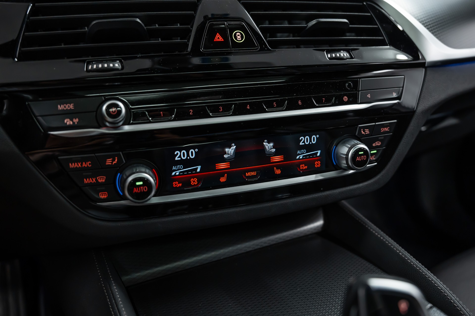 BMW M550i xDrive Steptronic *Panorama*Head-Up*Softclose*360°*-image-25