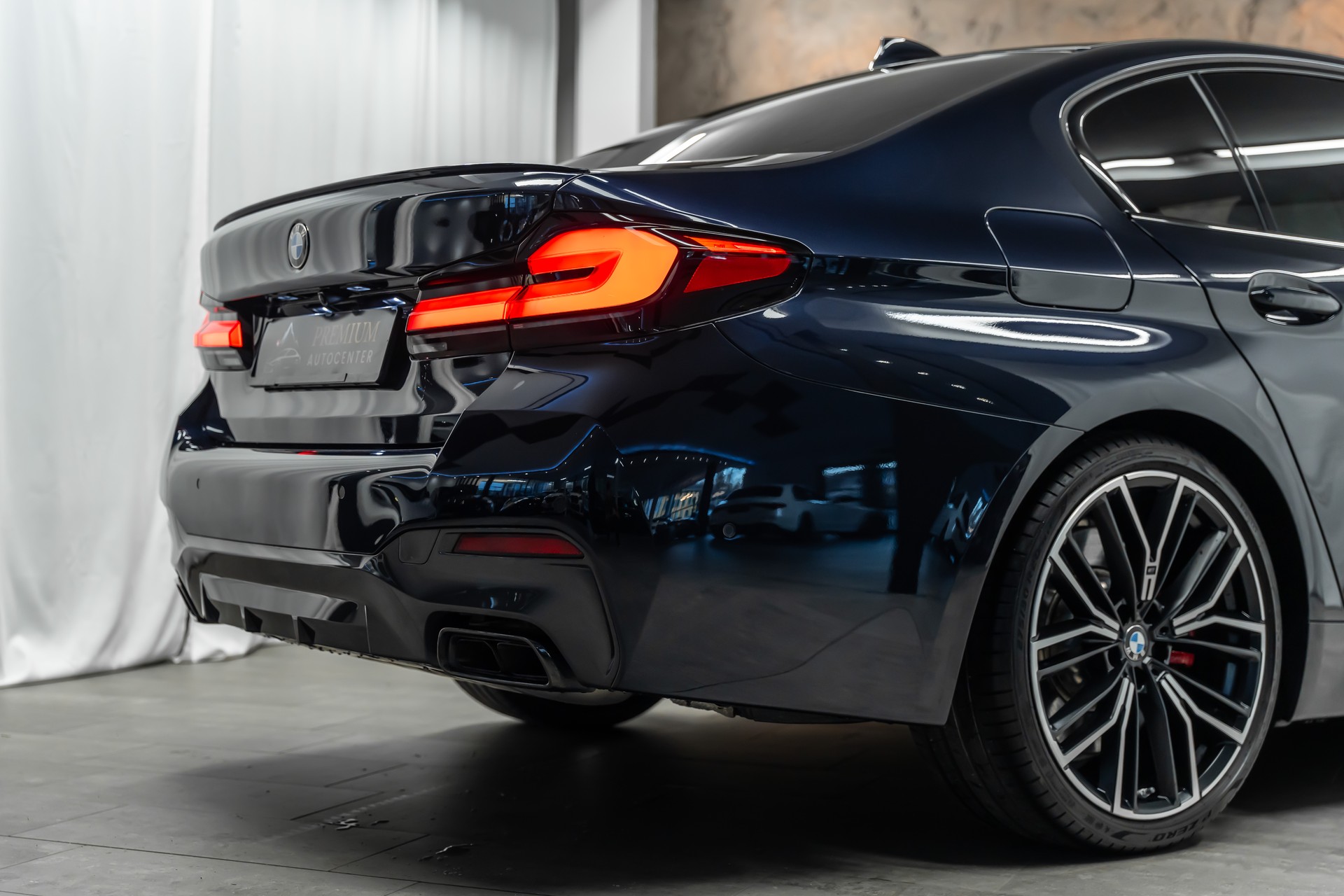 BMW M550i xDrive Steptronic *Panorama*Head-Up*Softclose*360°*-image-8
