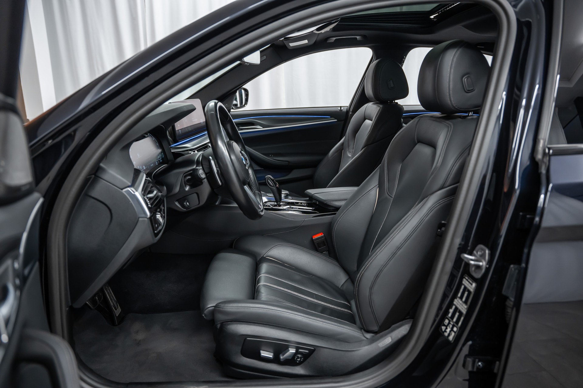 BMW M550i xDrive Steptronic *Panorama*Head-Up*Softclose*360°*-image-12