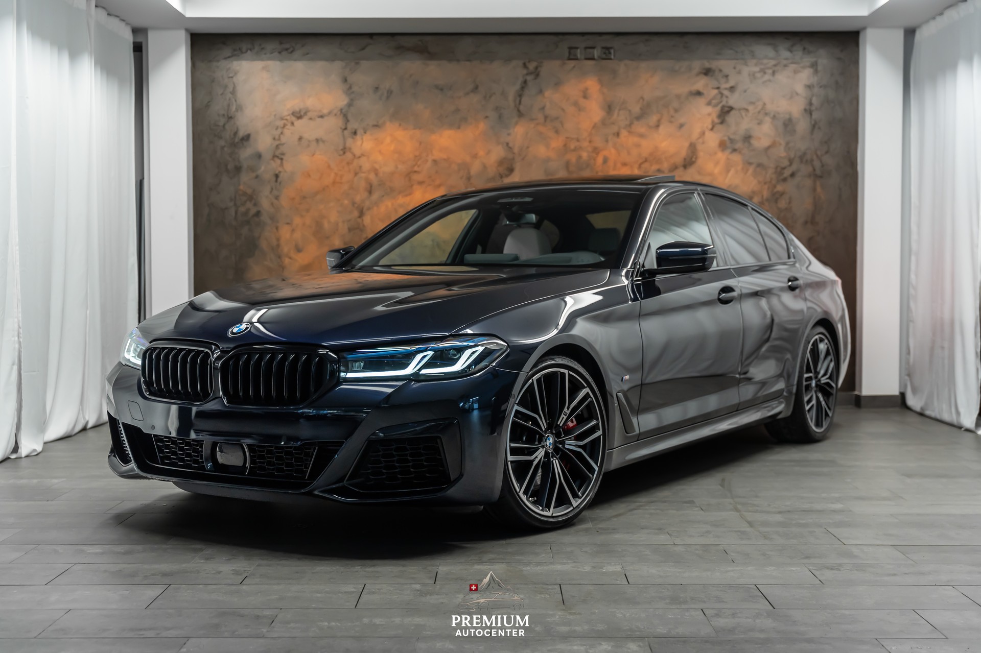 BMW M550i xDrive Steptronic *Panorama*Head-Up*Softclose*360°*-image-0
