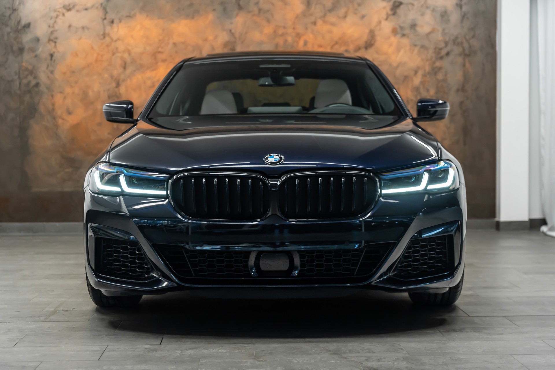 BMW M550i xDrive Steptronic *Panorama*Head-Up*Softclose*360°*-image-2