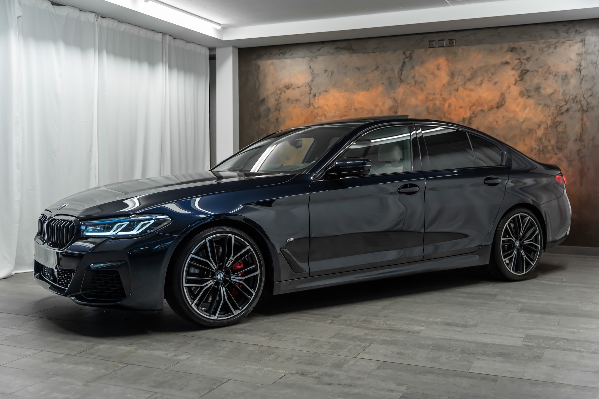 BMW M550i xDrive Steptronic *Panorama*Head-Up*Softclose*360°*-image-1