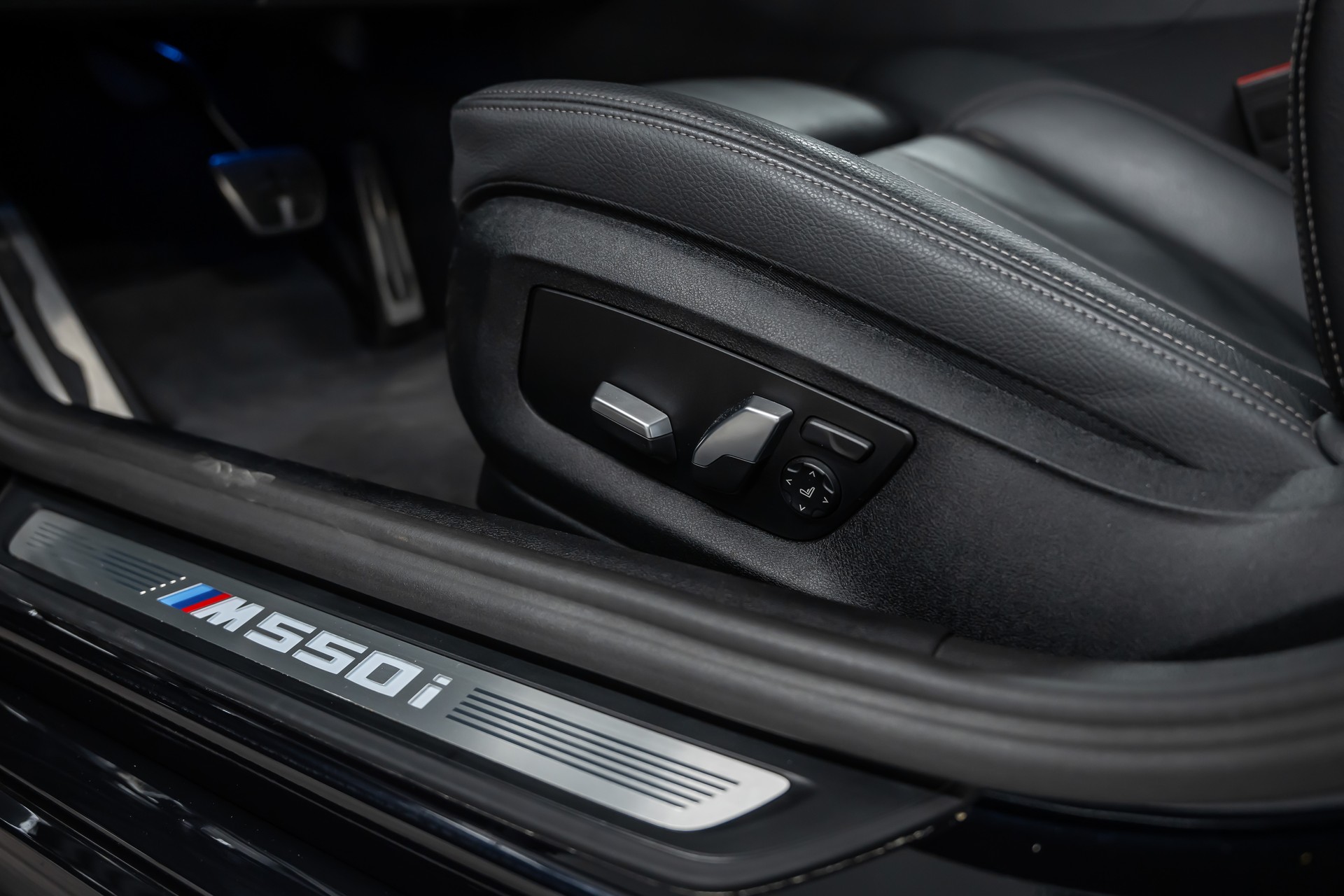 BMW M550i xDrive Steptronic *Panorama*Head-Up*Softclose*360°*-image-20