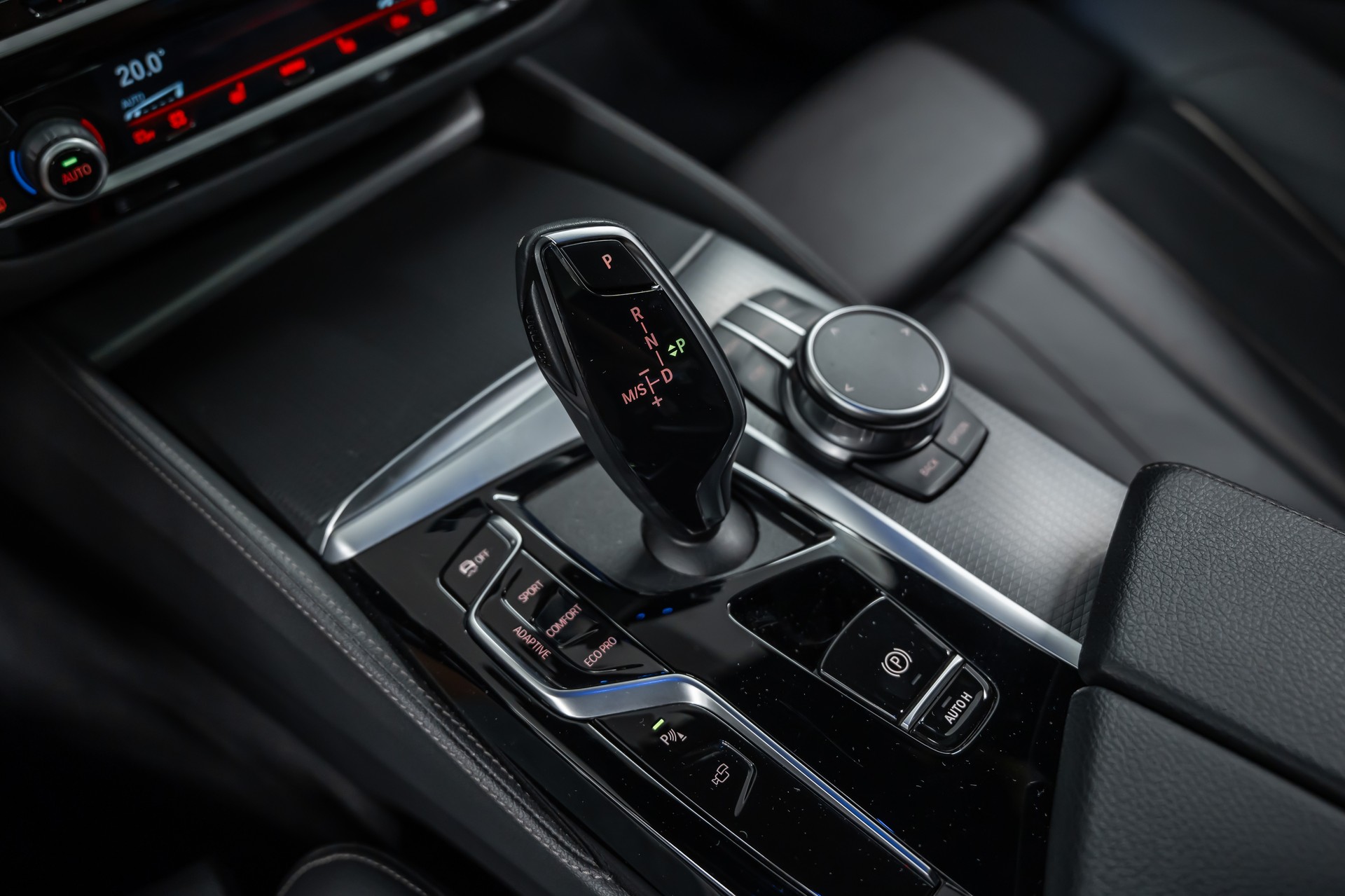 BMW M550i xDrive Steptronic *Panorama*Head-Up*Softclose*360°*-image-24