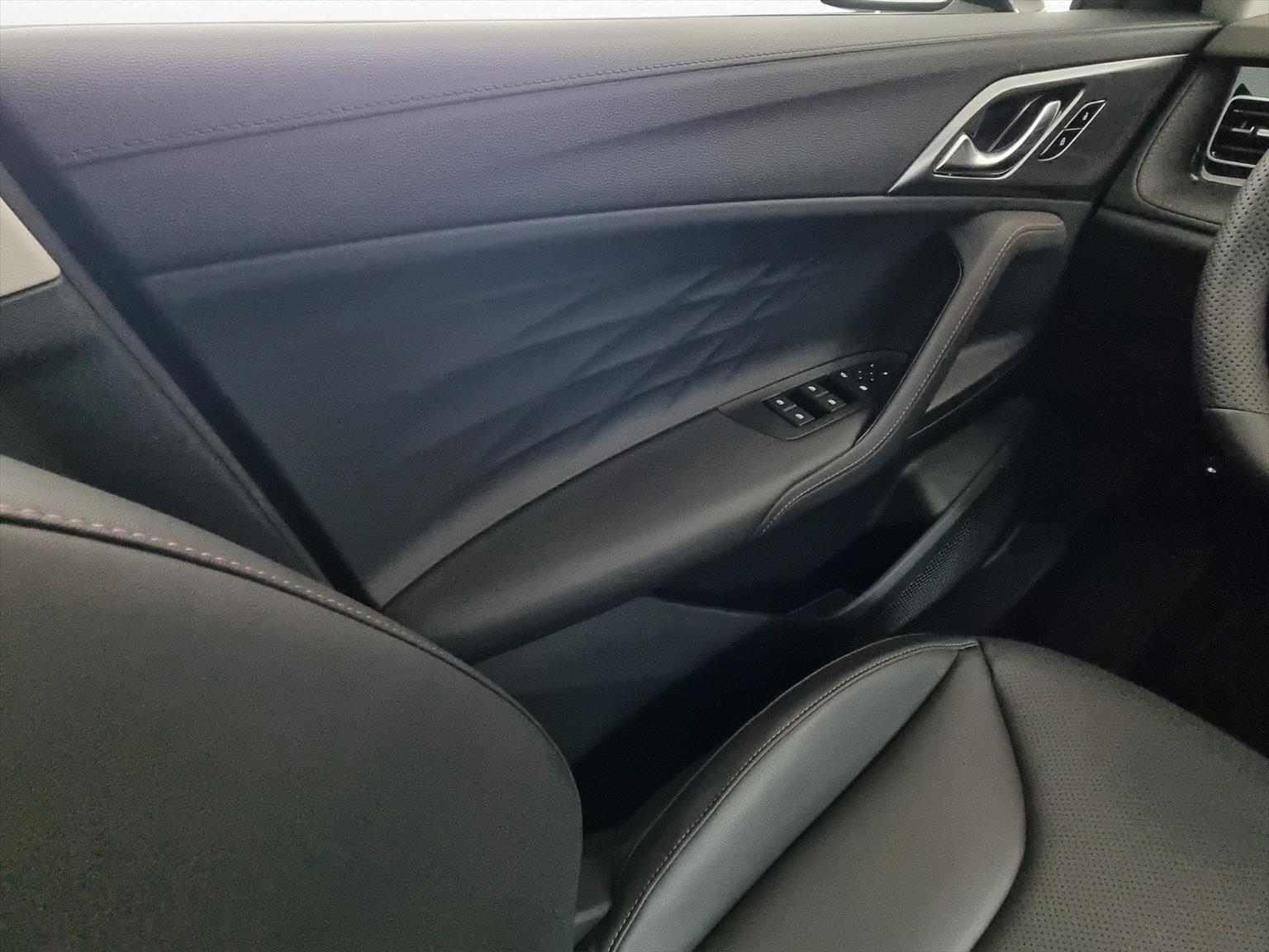 MG MG HS 1.5 T PHEV Luxury-image-11