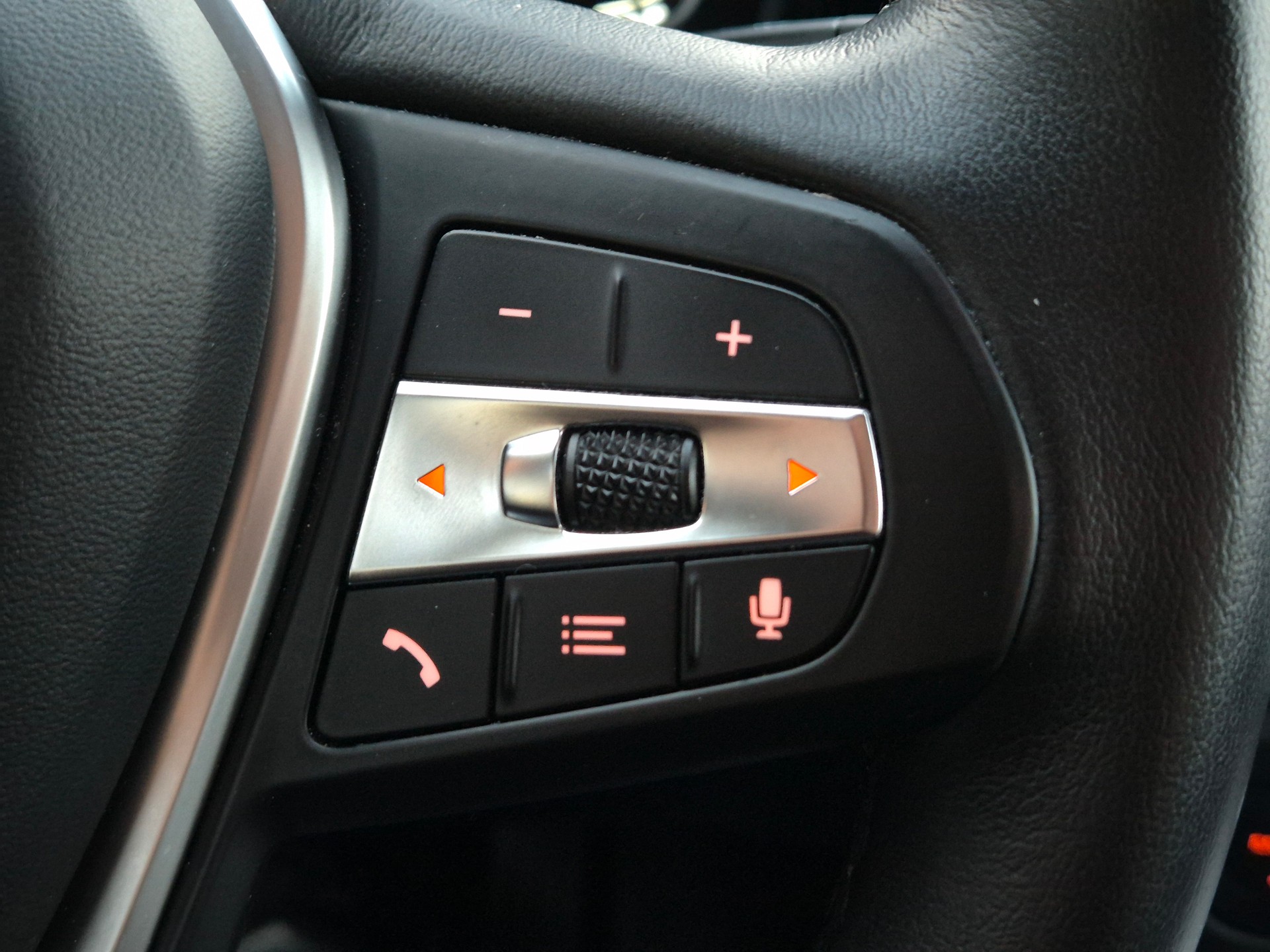 BMW 330e x DriveTouring Steptronic-image-28