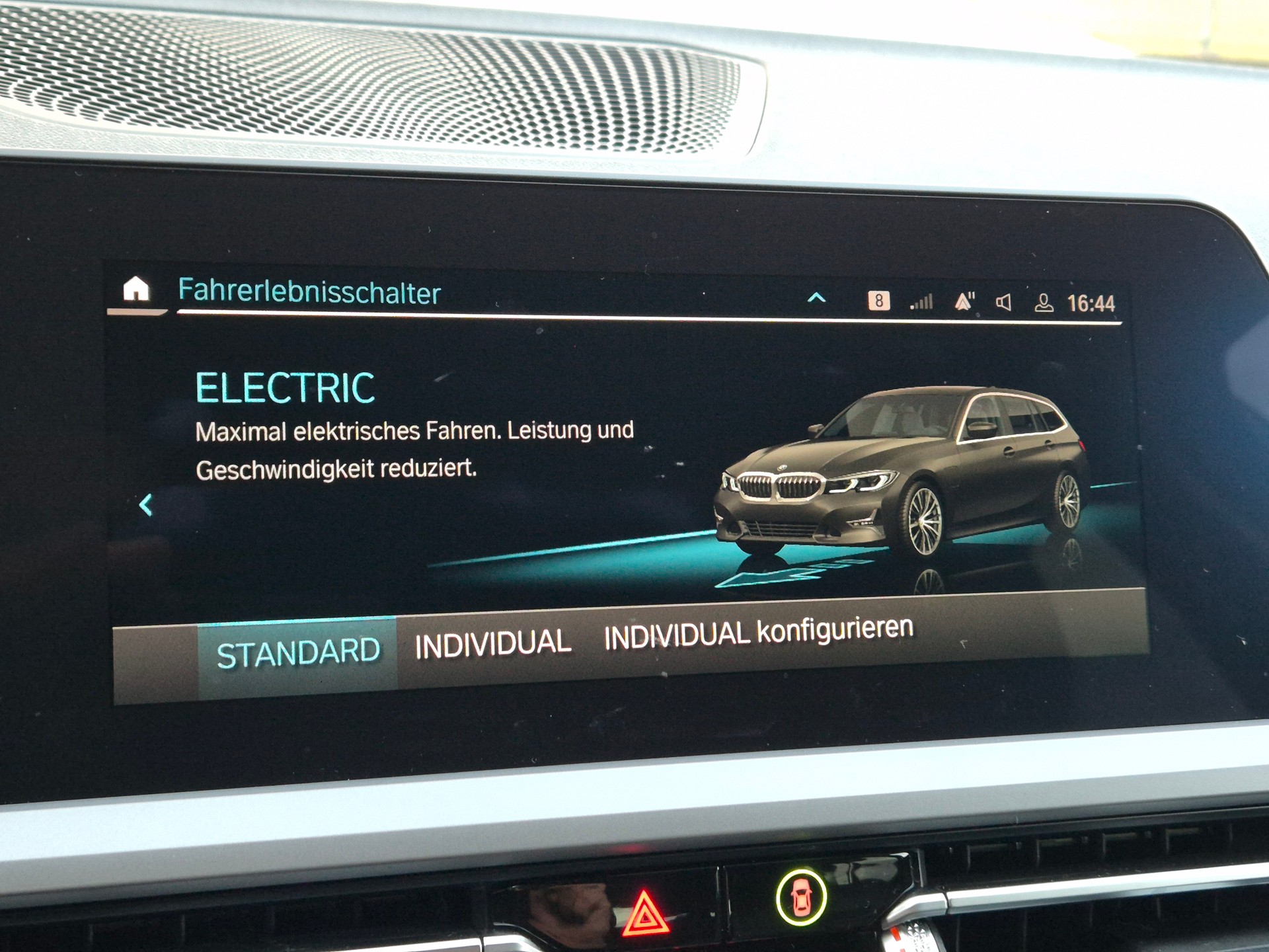 BMW 330e x DriveTouring Steptronic-image-21