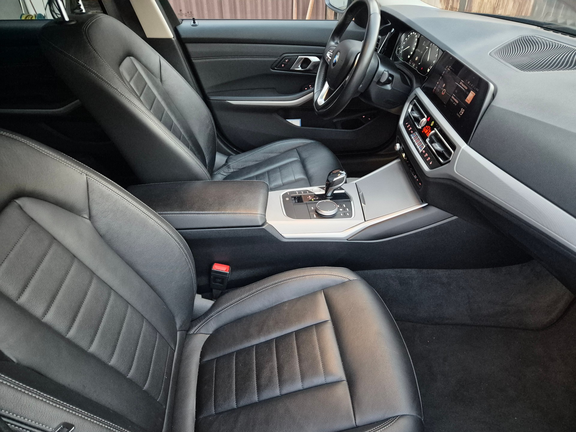 BMW 330e x DriveTouring Steptronic-image-13