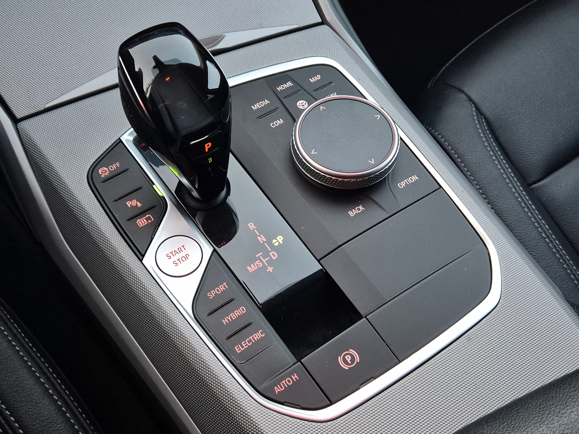 BMW 330e x DriveTouring Steptronic-image-24