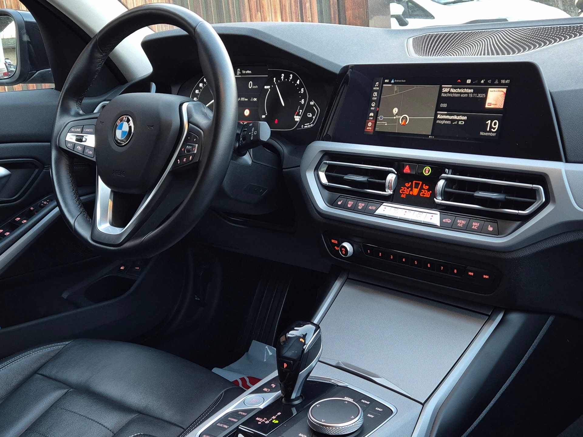 BMW 330e x DriveTouring Steptronic-image-11