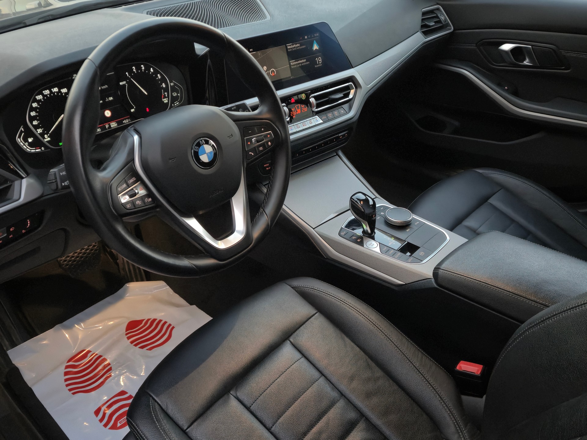 BMW 330e x DriveTouring Steptronic-image-12