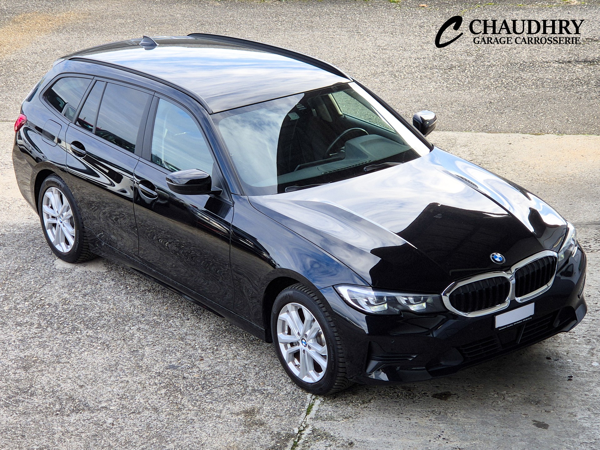 BMW 330e x DriveTouring Steptronic-image-2