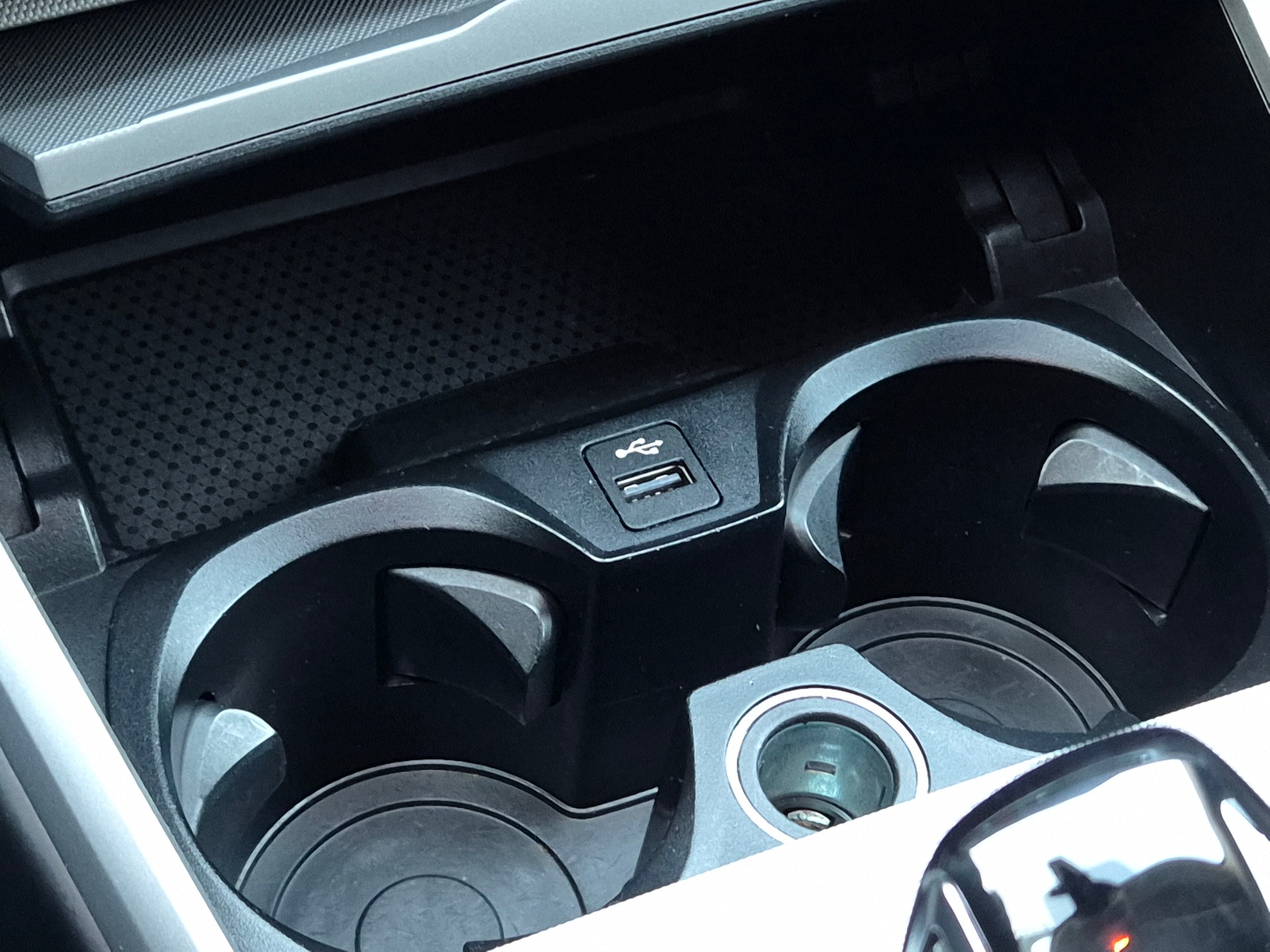 BMW 330e x DriveTouring Steptronic-image-25