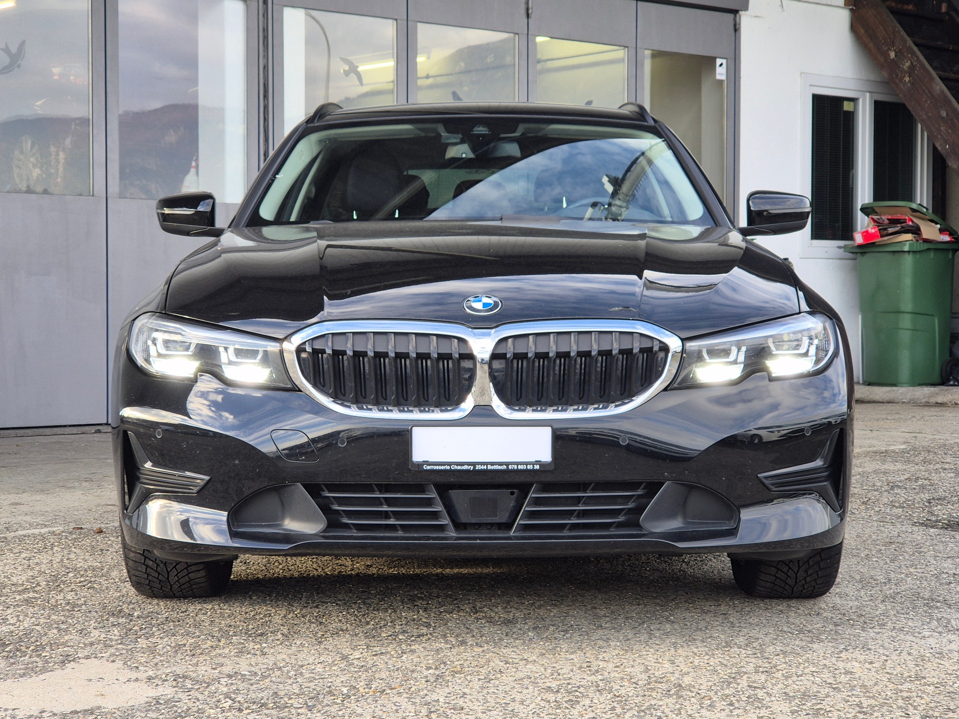 BMW 330e x DriveTouring Steptronic-image-3