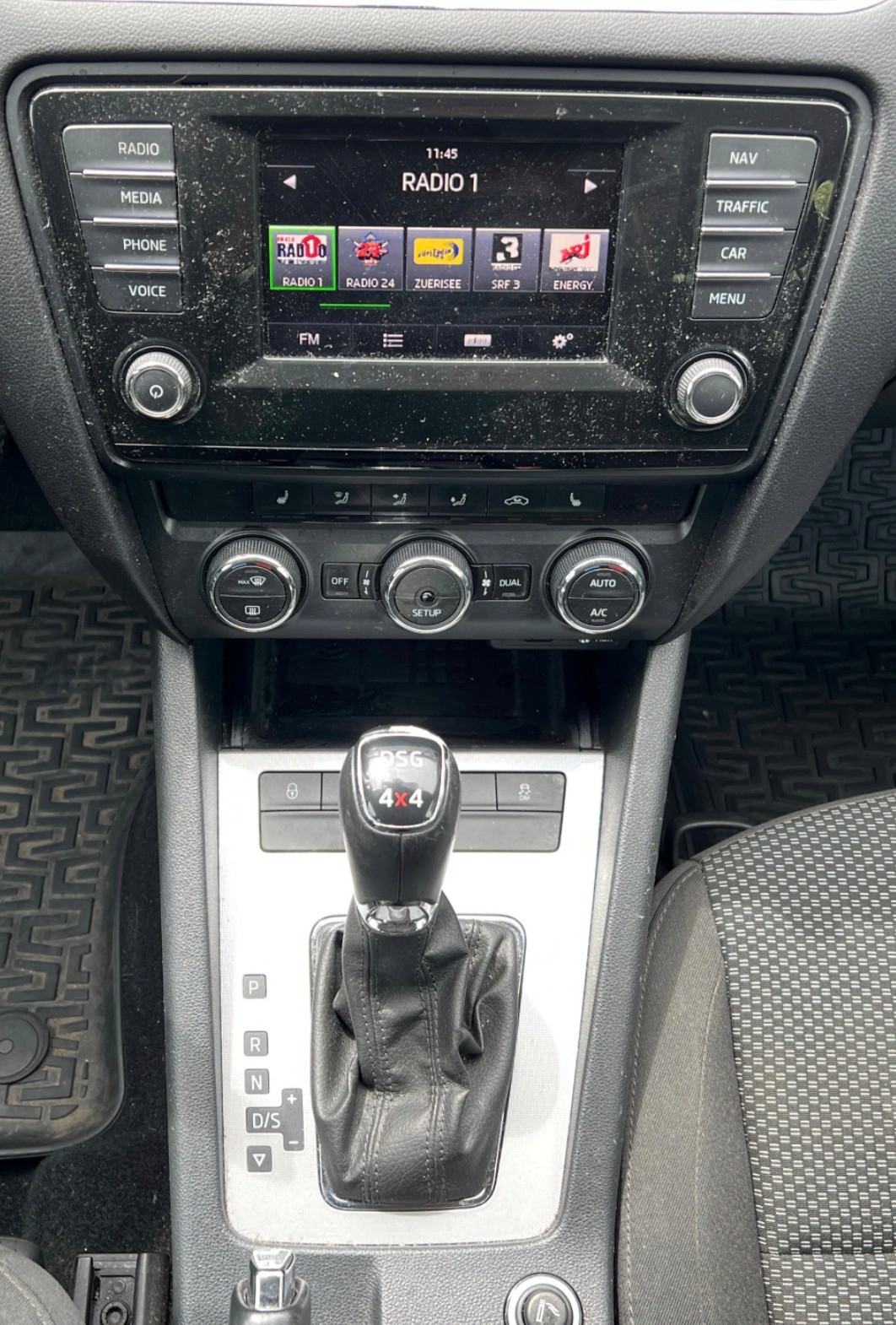 SKODA Octavia Combi 2.0 TDI Ambition 4x4 DSG-image-9