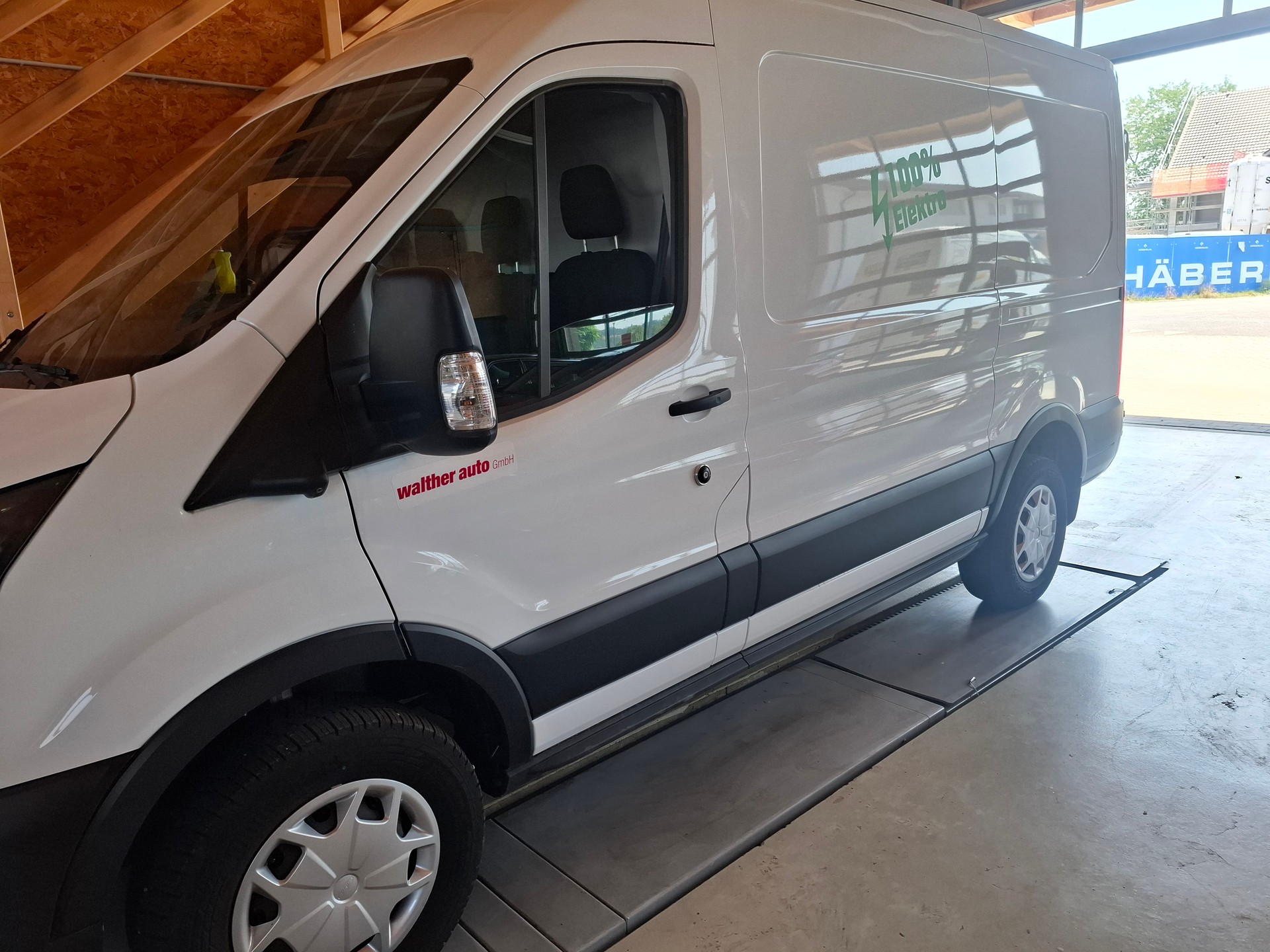 FORD E-Transit Van 350 L2H2 68kWh Trend-image-1