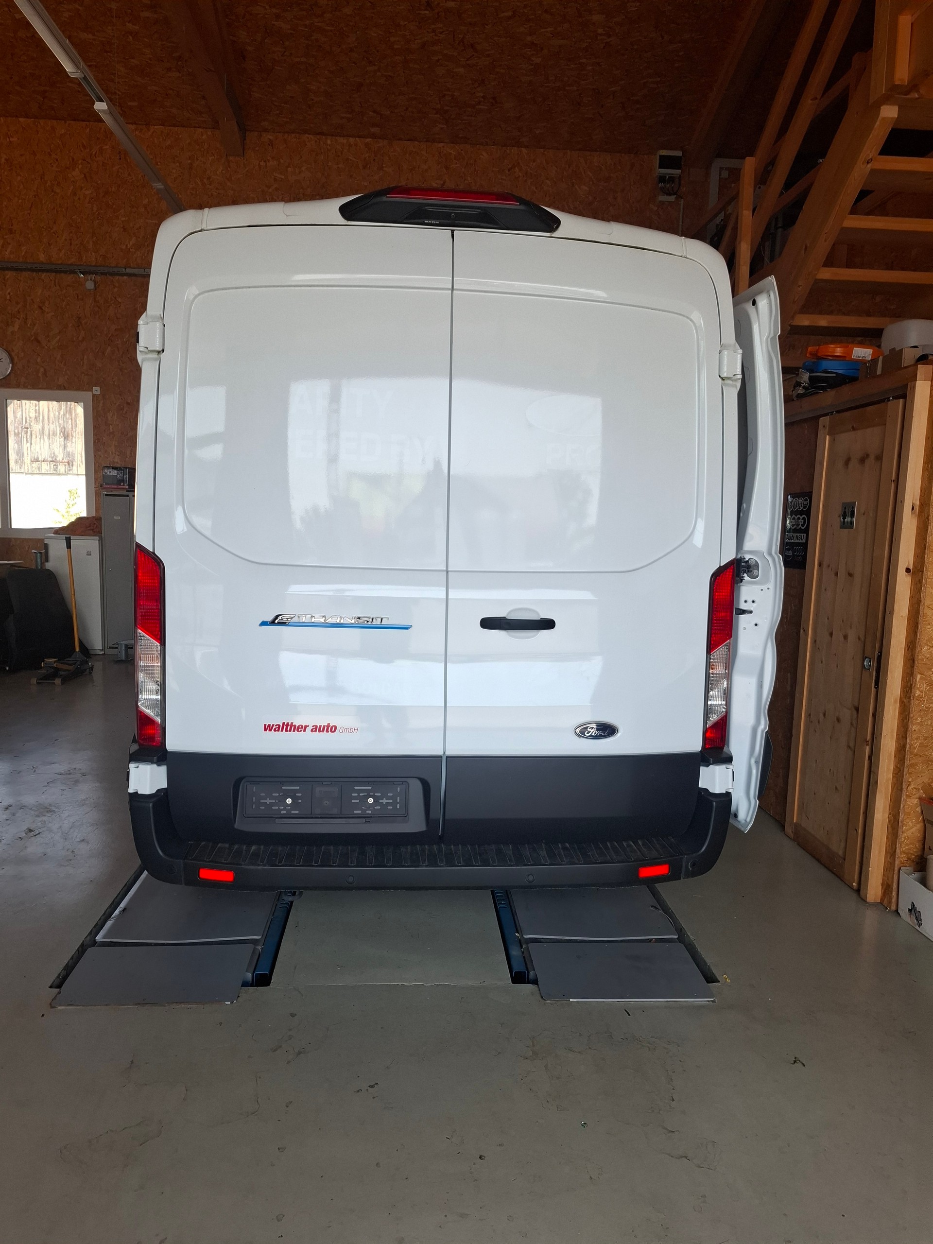 FORD E-Transit Van 350 L2H2 68kWh Trend-image-2