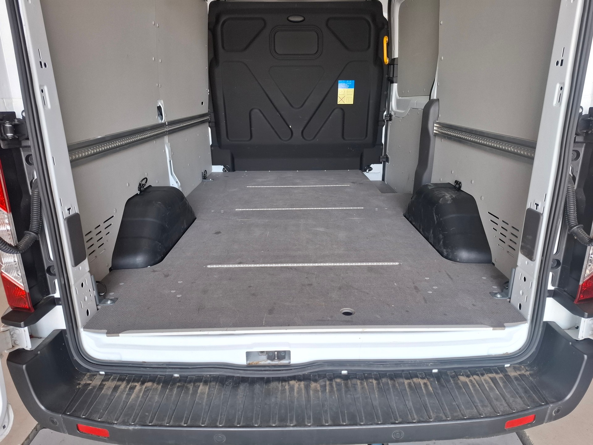 FORD E-Transit Van 350 L2H2 68kWh Trend-image-5