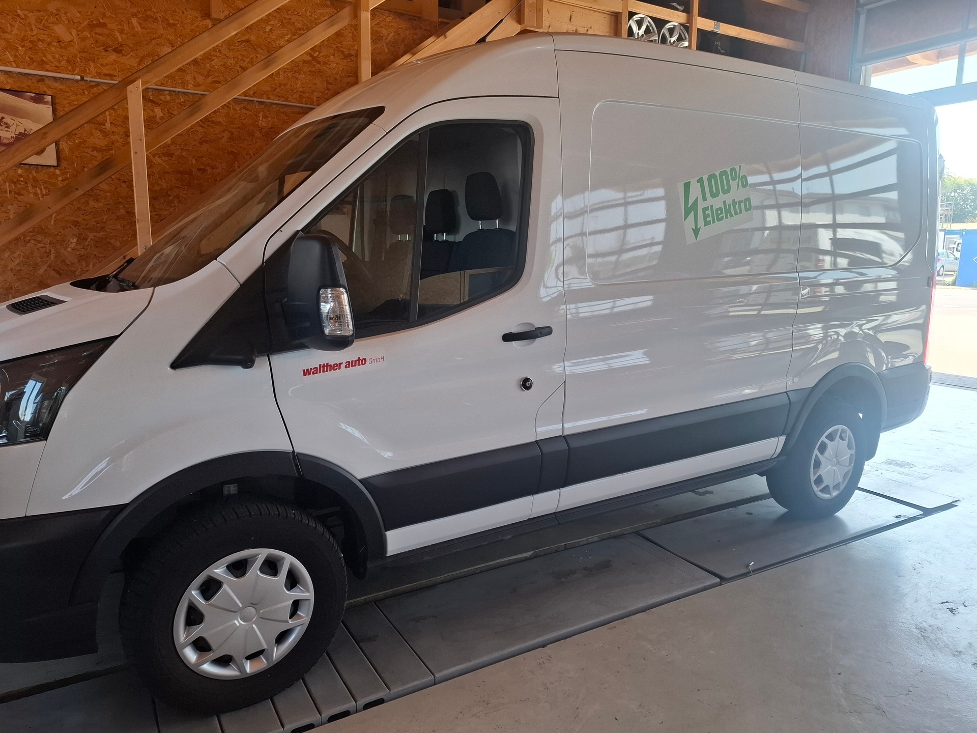 FORD E-Transit Van 350 L2H2 68kWh Trend-image-0
