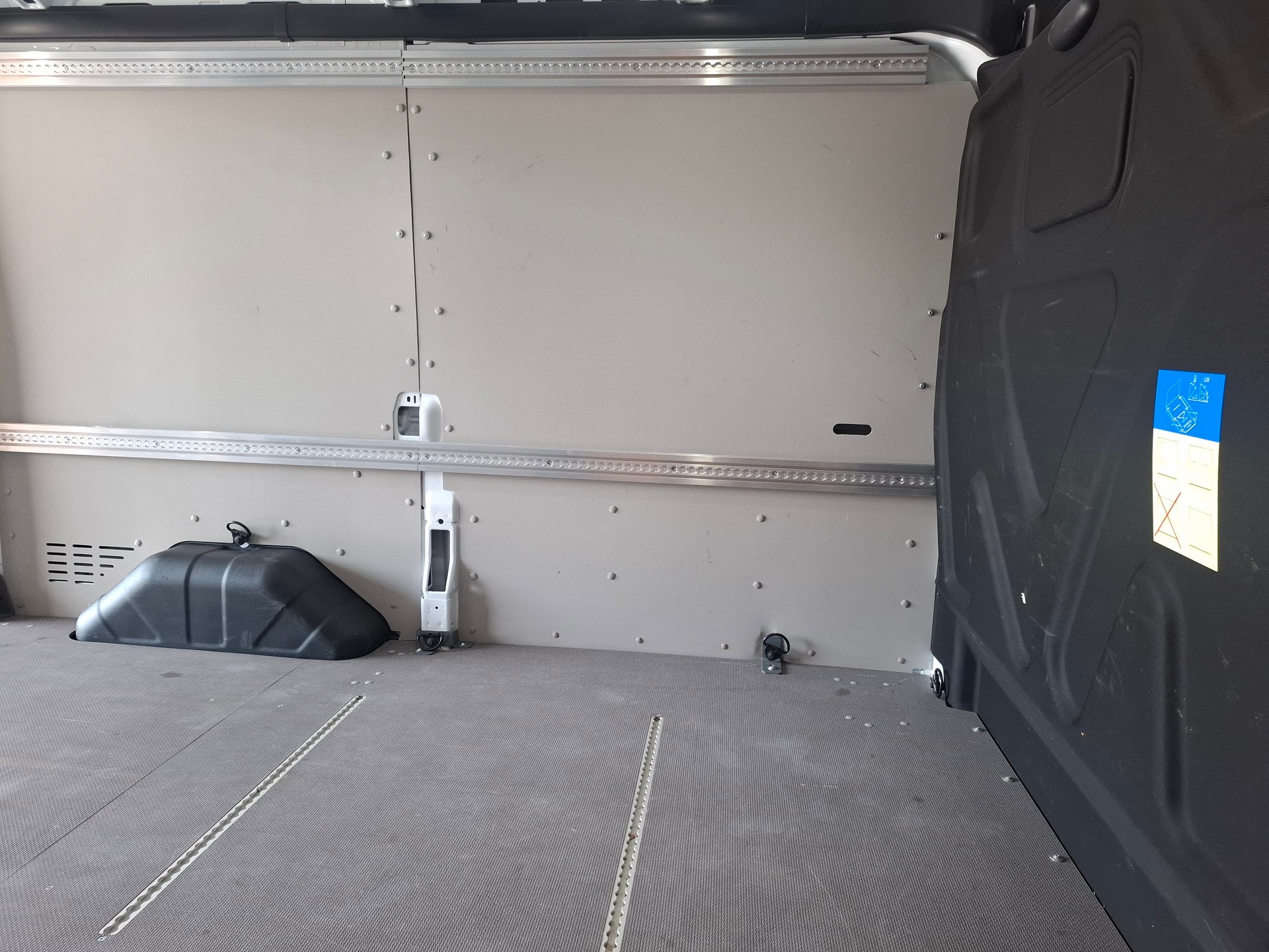 FORD E-Transit Van 350 L2H2 68kWh Trend-image-6