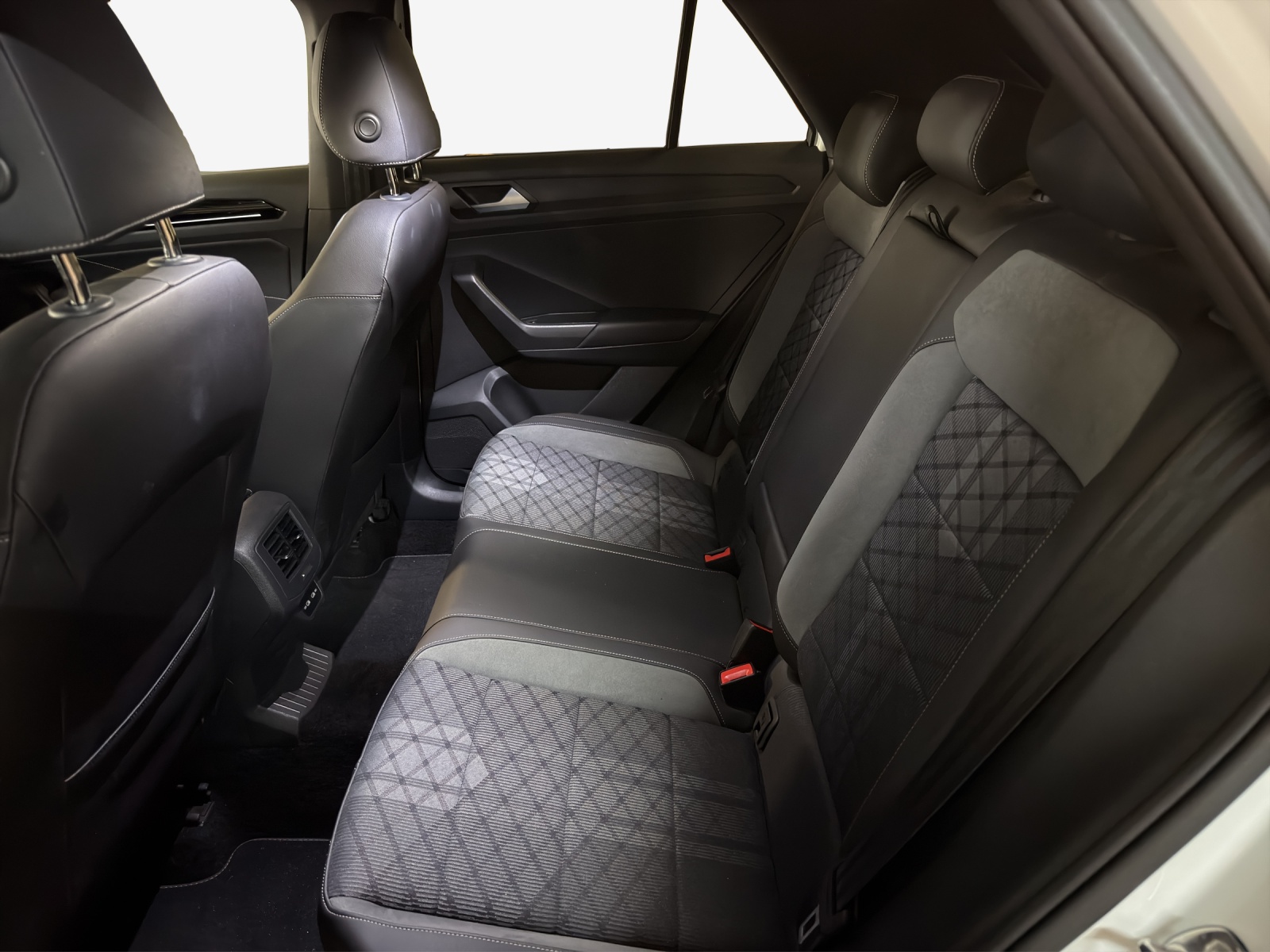 VW T-Roc 2.0 TSI R-Line DSG 4Motion-image-11