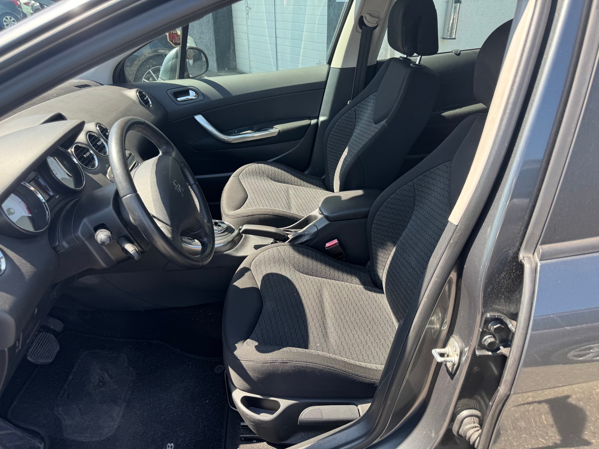 PEUGEOT 308 SW 1.6 16V Turbo Millesim 200 Automatic-image-10