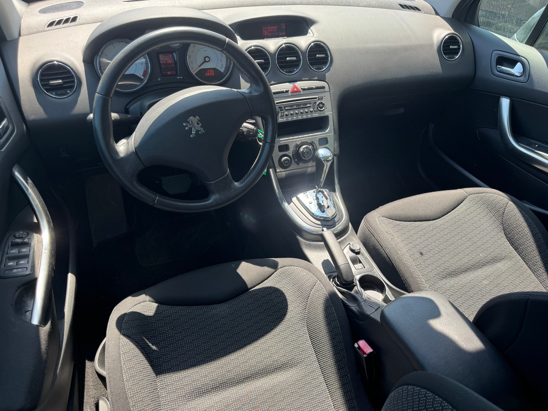 PEUGEOT 308 SW 1.6 16V Turbo Millesim 200 Automatic-image-9