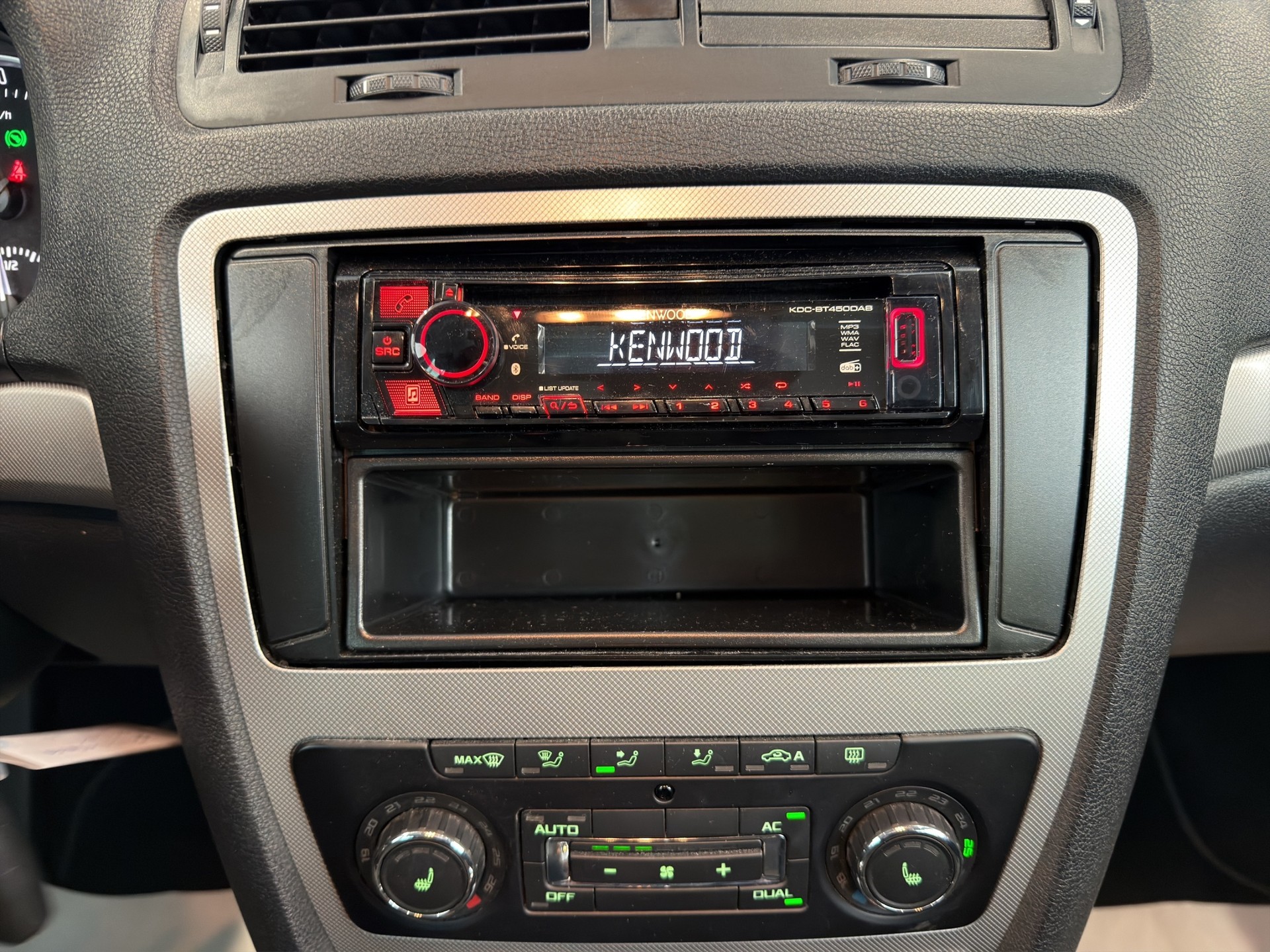 SKODA Octavia Combi 1.4 TSI Elegance DSG-image-11