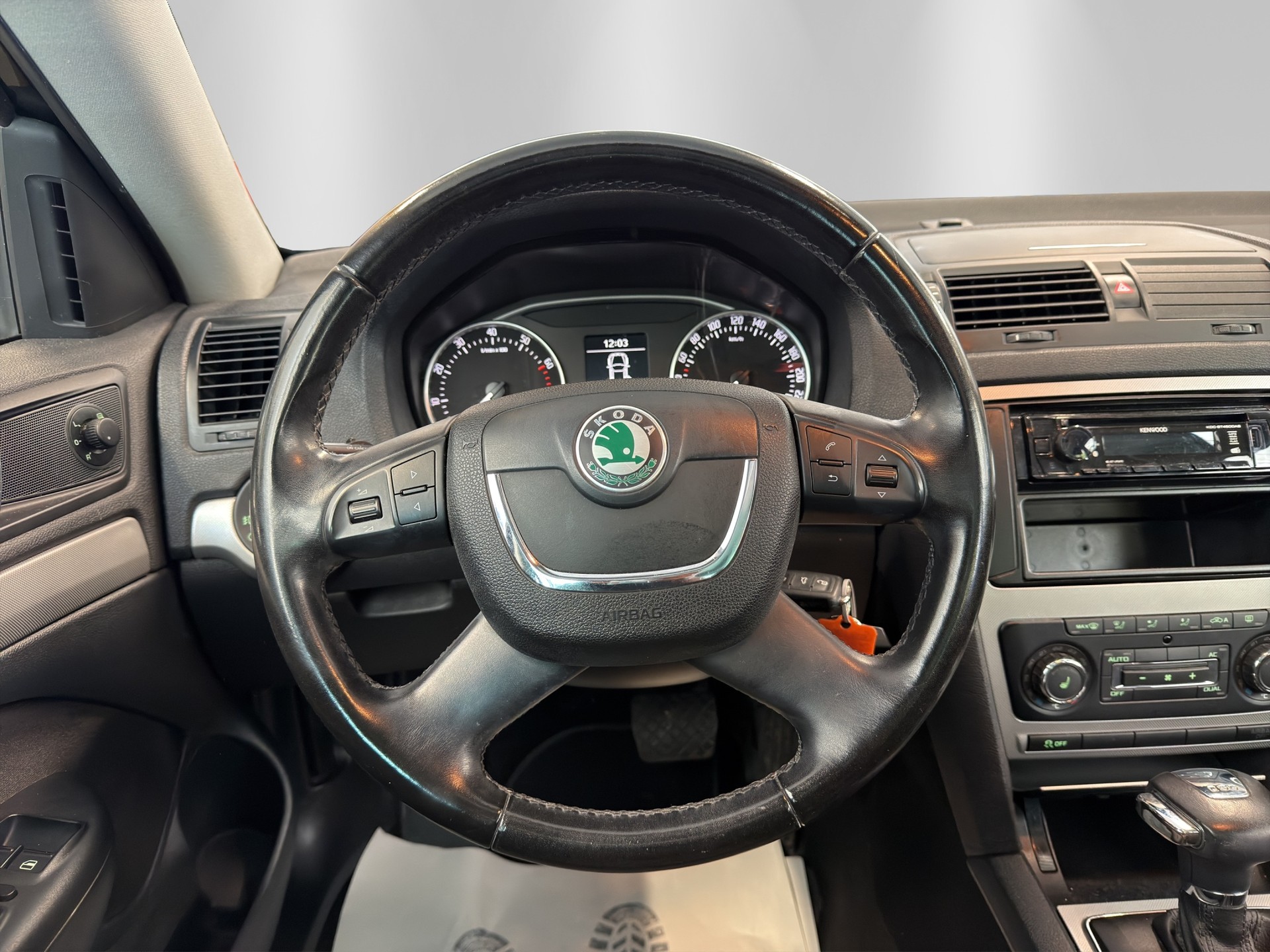SKODA Octavia Combi 1.4 TSI Elegance DSG-image-9