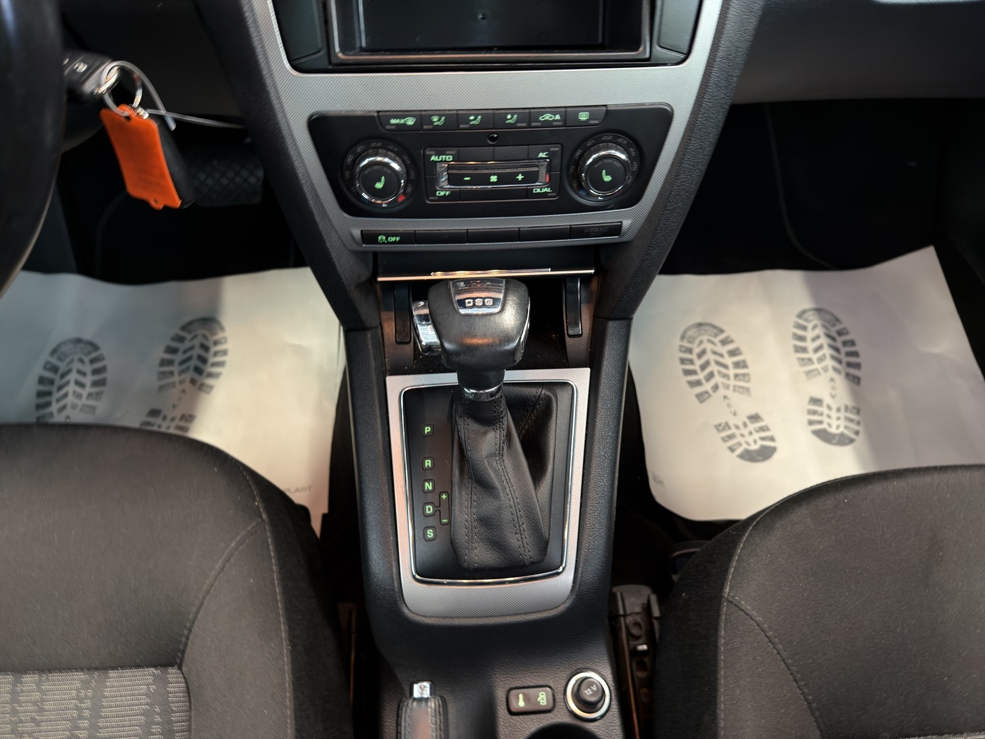 SKODA Octavia Combi 1.4 TSI Elegance DSG-image-10