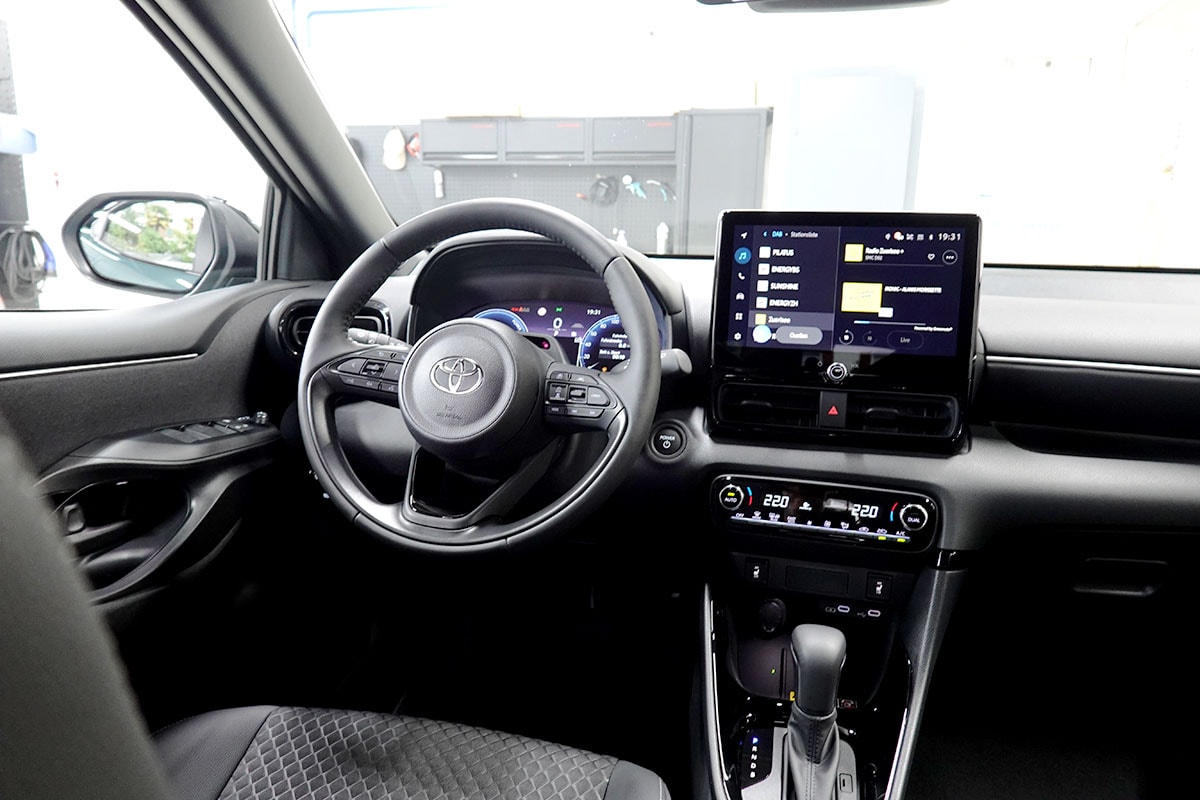 TOYOTA Yaris 1.5 Premium e-CVT, Bitone-image-7