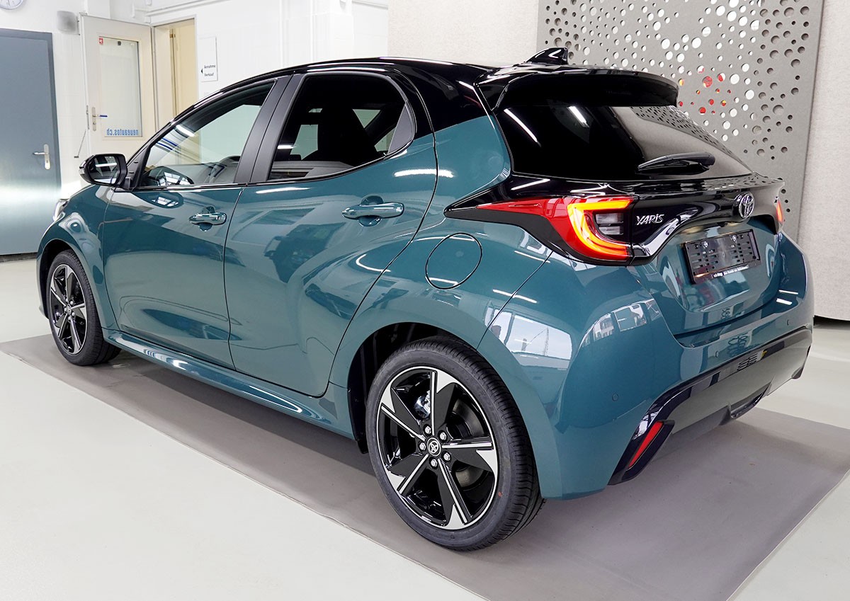 TOYOTA Yaris 1.5 Premium e-CVT, Bitone-image-2