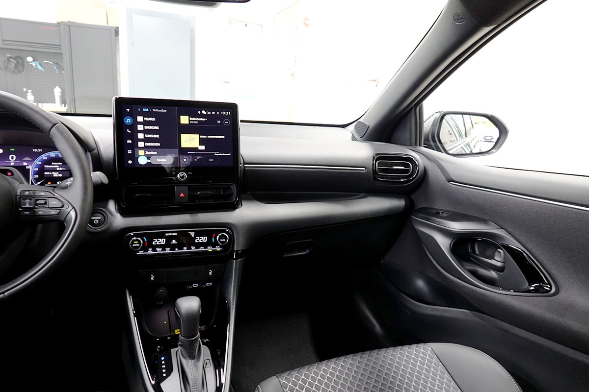TOYOTA Yaris 1.5 Premium e-CVT, Bitone-image-10