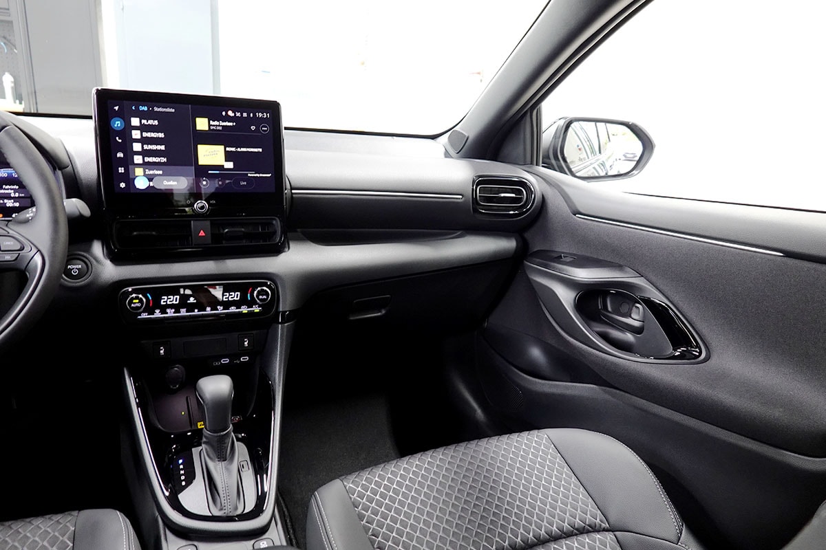 TOYOTA Yaris 1.5 Premium e-CVT, Bitone-image-9