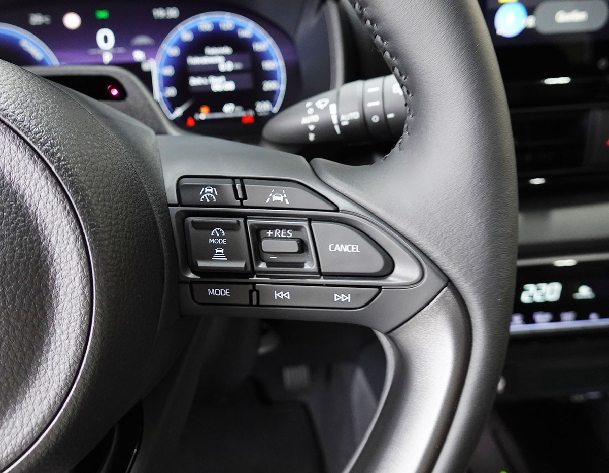 TOYOTA Yaris 1.5 Premium e-CVT, Bitone-image-14
