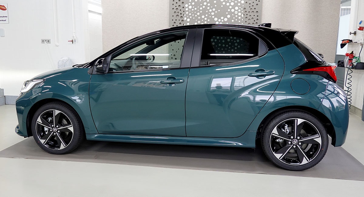 TOYOTA Yaris 1.5 Premium e-CVT, Bitone-image-1