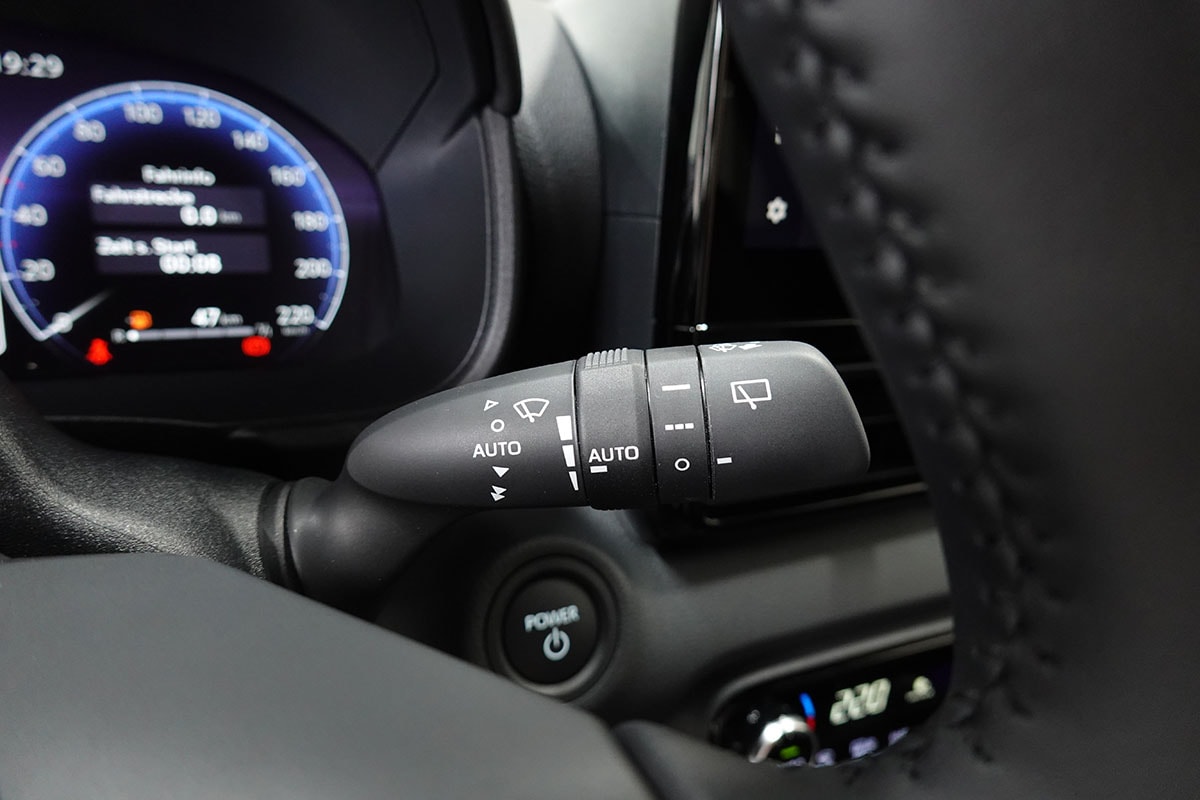 TOYOTA Yaris 1.5 Premium e-CVT, Bitone-image-16