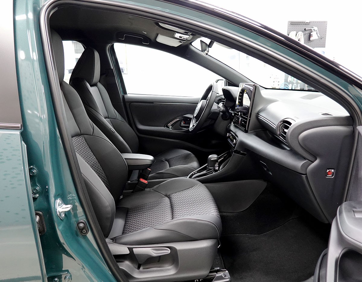 TOYOTA Yaris 1.5 Premium e-CVT, Bitone-image-4