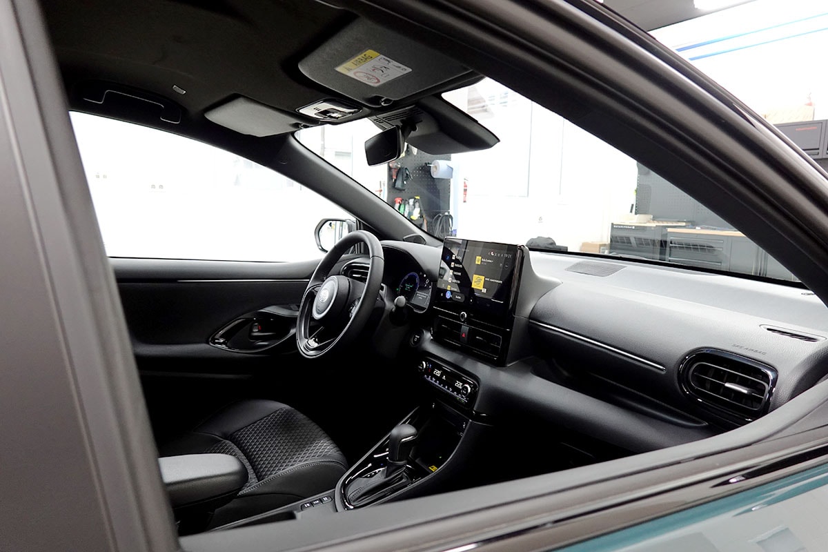 TOYOTA Yaris 1.5 Premium e-CVT, Bitone-image-5