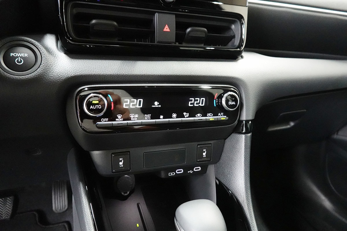 TOYOTA Yaris 1.5 Premium e-CVT, Bitone-image-12
