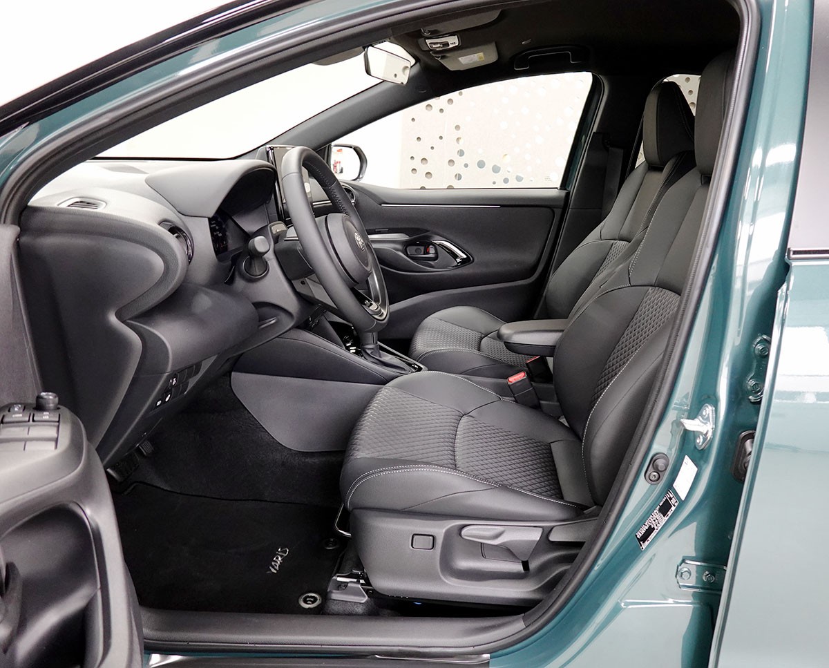 TOYOTA Yaris 1.5 Premium e-CVT, Bitone-image-6