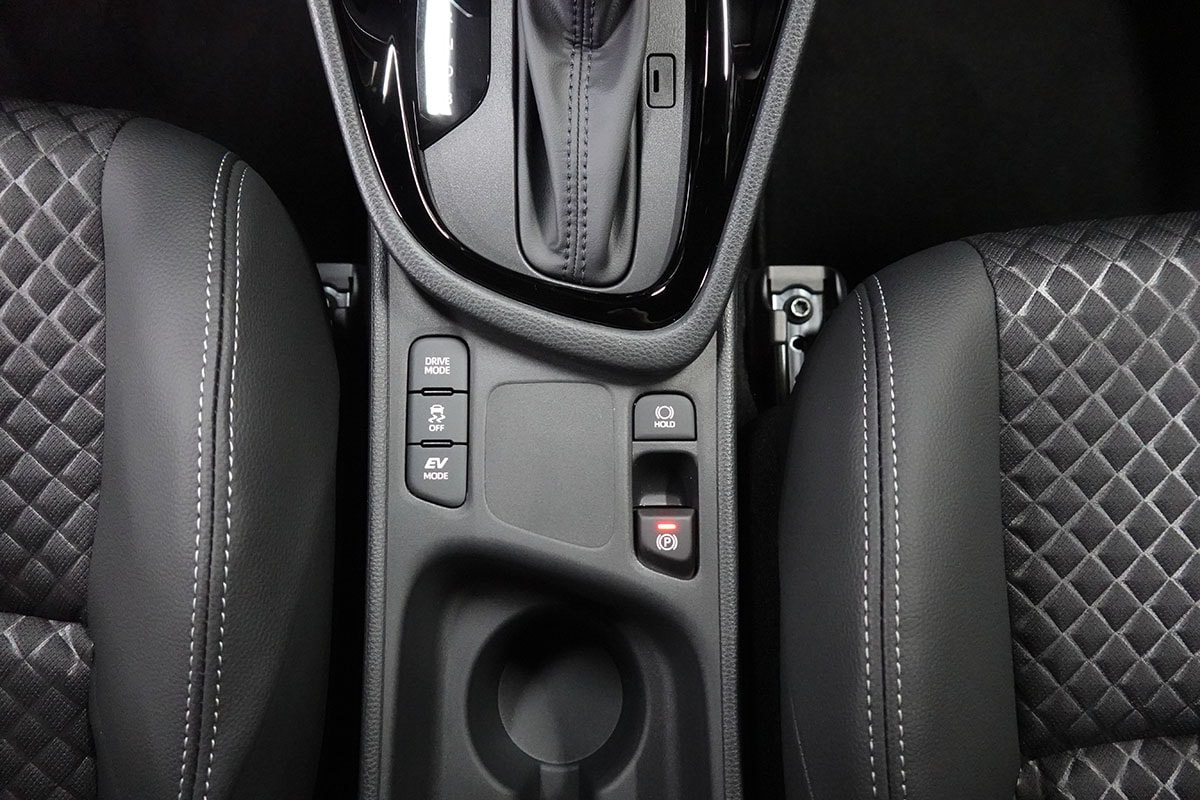 TOYOTA Yaris 1.5 Premium e-CVT, Bitone-image-13